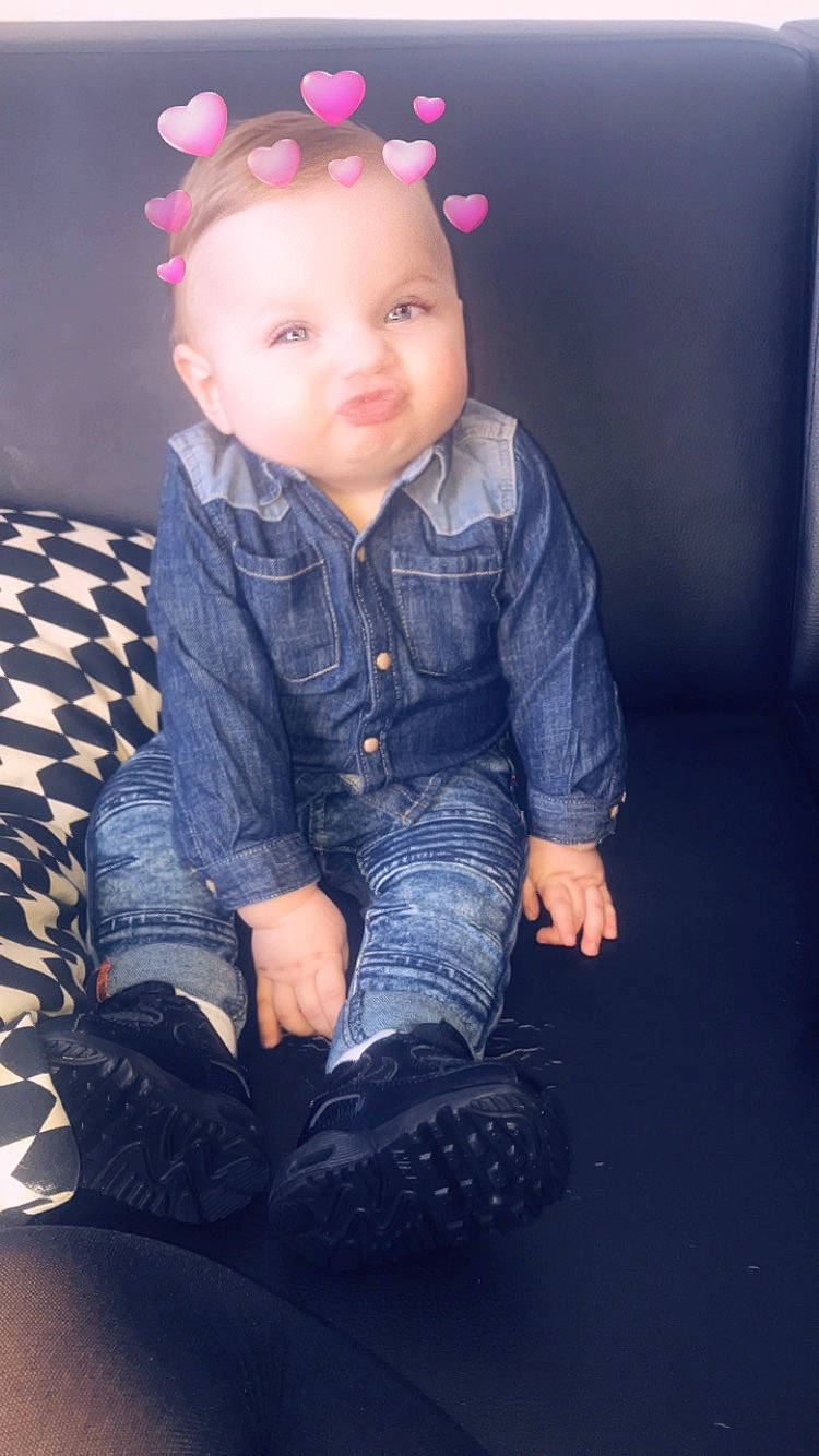 Ilario participe au concours pour gagner de l'argent avec cette photo : beauty, blue, boy, child, cool, day, eye, fun, girl, human, infant, outerwear, person, photograph, photography, pink, sitting, skin, standing, textile