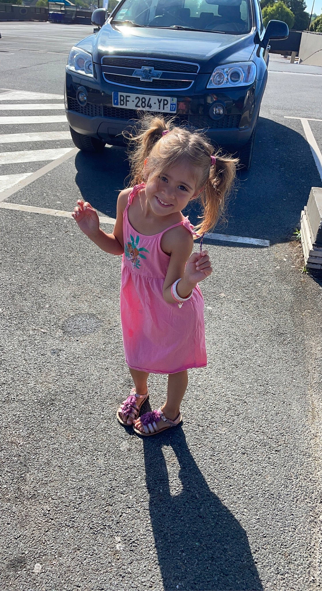 Thaïs a rejoint le concours — aidez-le/la à gagner de superbes lots ! asphalt, automotive_design, automotive_exterior, automotive_lighting, automotive_tire, automotive_wheel_system, bumper, car, dress, grille, joy, land_vehicle, motor_vehicle, person, personal_luxury_car, rim, road, road_surface, tire, vehicle