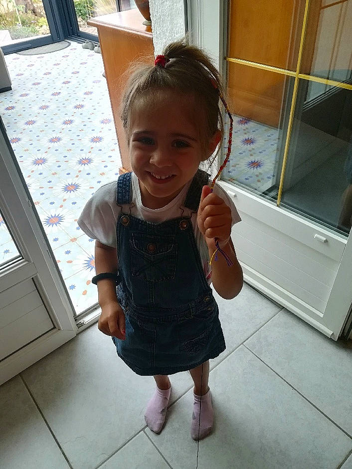 Thaïs a rejoint le concours — aidez-le/la à gagner de superbes lots ! baby_toddler_clothing, child, door, floor, flooring, foot, fun, happy, joint, joy, leisure, pattern, person, room, skin, sleeve, smile, standing, thumb, toddler