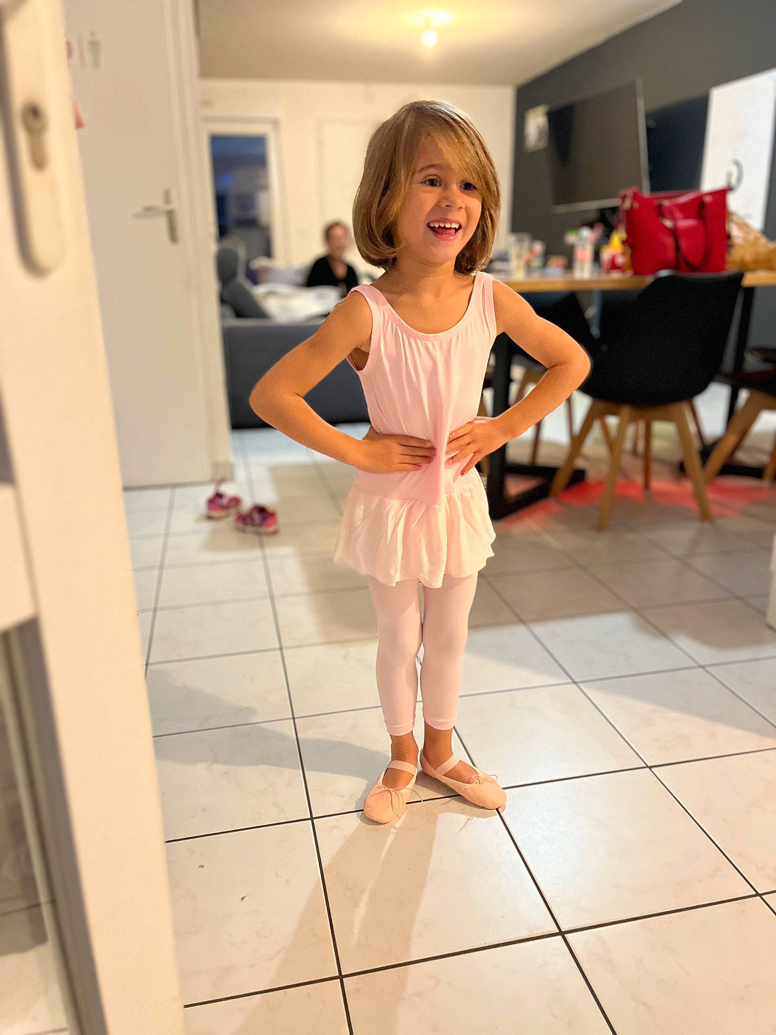 Thaïs participe au concours pour gagner de l'argent avec cette photo : barefoot, beauty, blurred, chair, fashion_design, floor, flooring, foot, hair, happy, hardwood, human_leg, joy, knee, leg, leisure, one_piece_garment, person, shoulder, smile