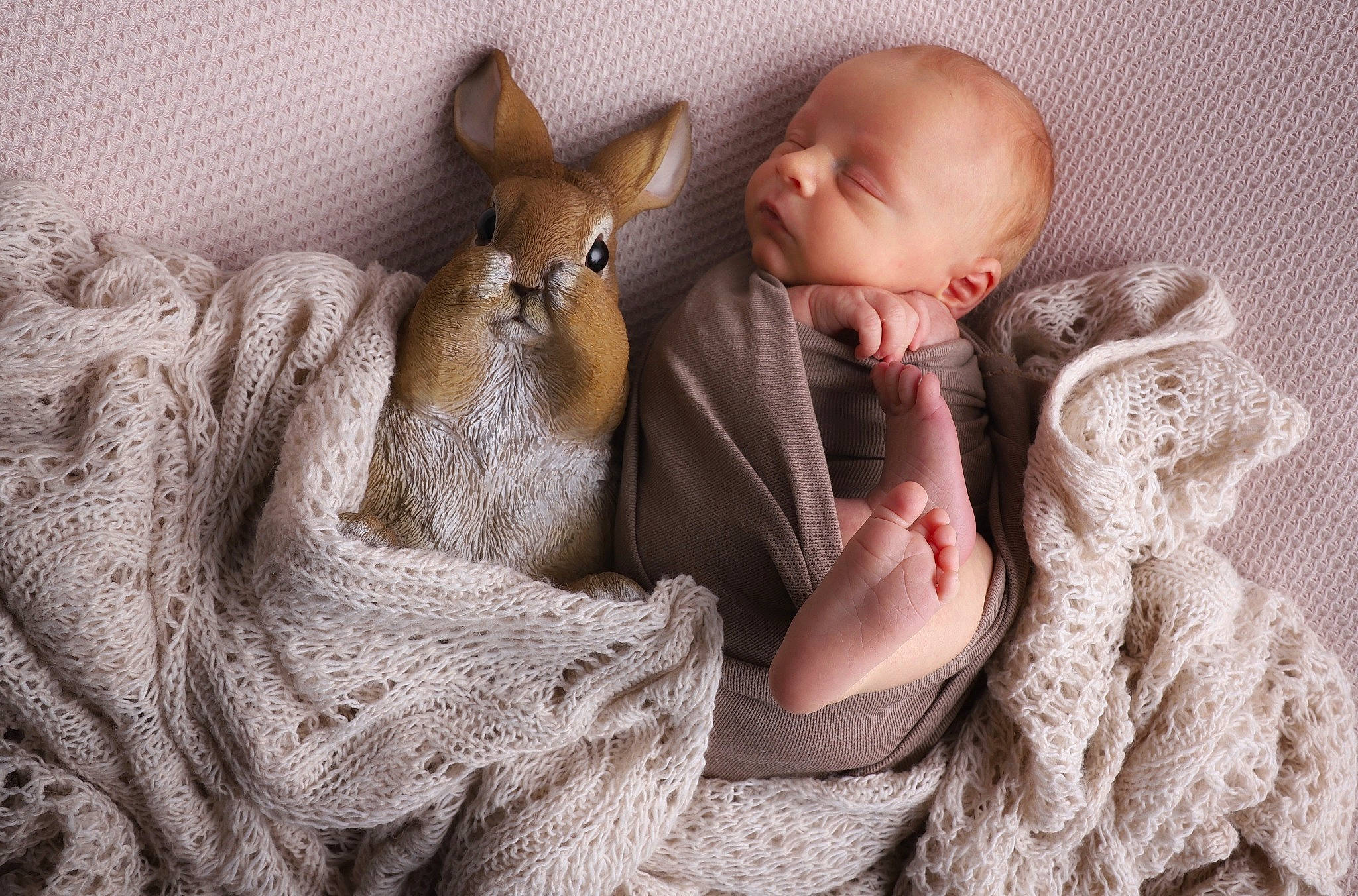 Loïs a rejoint le concours — aidez-le/la à gagner de superbes lots ! baby, baby_sleeping, bed, bed_sheet, bedding, bedtime, child, comfort, fur, grey, leg, linens, nap, outerwear, pattern, person, skin, textile, toddler, wool