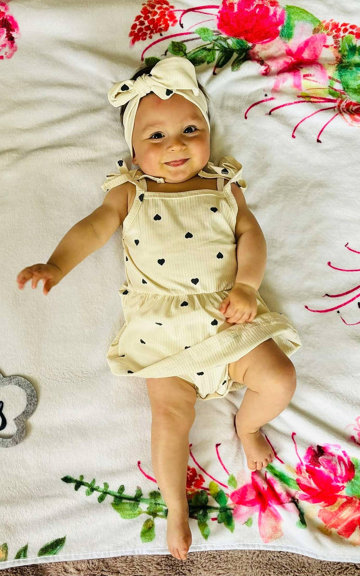 Zélie participe au concours pour gagner de l'argent avec cette photo : baby, bonnet, cap, clothing, cushion, dress, face, flower, furniture, happy, hat, head, homedecor, person, photography, plant, portrait, sitting, sleeve, smile