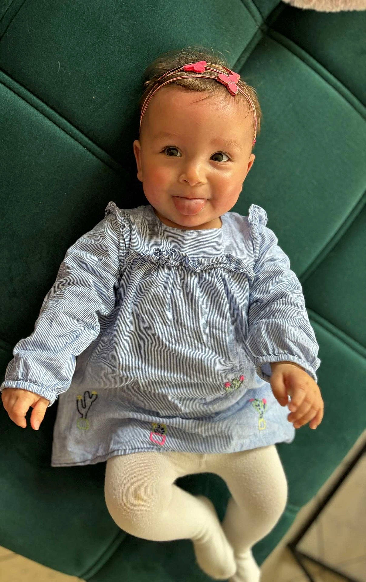 Zélie participe au concours pour gagner de l'argent avec cette photo : accessories, baby, blonde, clothing, cushion, face, hair, happy, head, homedecor, jeans, longsleeve, pants, person, photography, portrait, sitting, sleeve, smile, toy