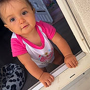 Ayana a rejoint le concours — aidez-le/la à gagner de superbes lots ! baby, child, curious, dog_bed, door_frame, exploration, expression, eyes, face, floor, grip, hair, hand, home, indoor, pink_shirt, portrait, spot_pattern, toddler, white_shirt