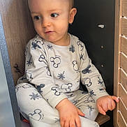 Naoh a rejoint le concours — aidez-le/la à gagner de superbes lots ! toddler, child, pajamas, indoor, wooden_cabinet, curious, sitting, floor, cozy, clothing, person, cute, small_space, exploration, furniture, baby, portrait, hand, footwear, expression