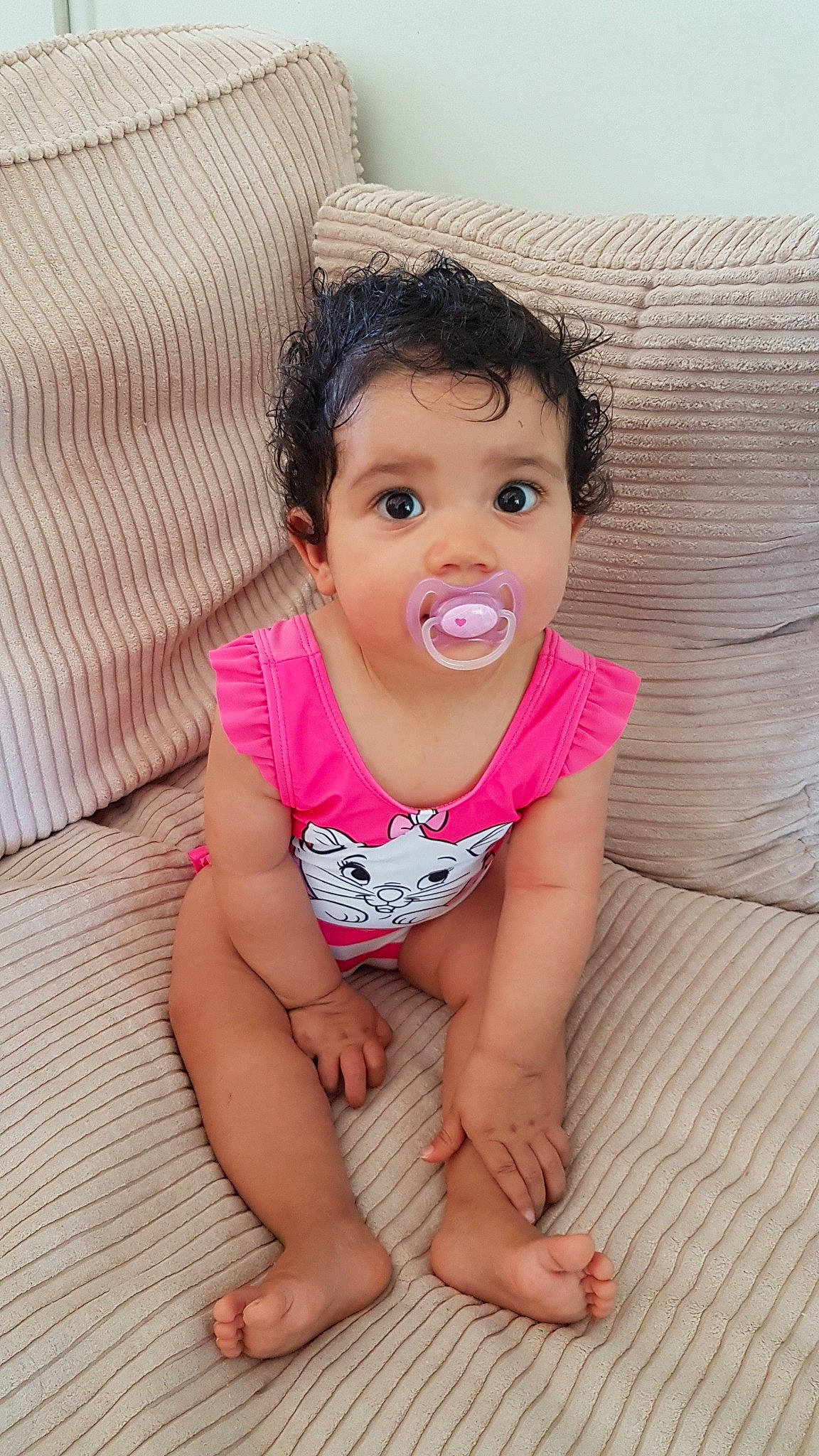 Télia a rejoint le concours — aidez-le/la à gagner de superbes lots ! baby, baby_products, baby_toddler_clothing, beauty, cheek, child, child_model, face, finger, head, leg, lip, neck, nose, person, pink, sitting, skin, smile, surprise