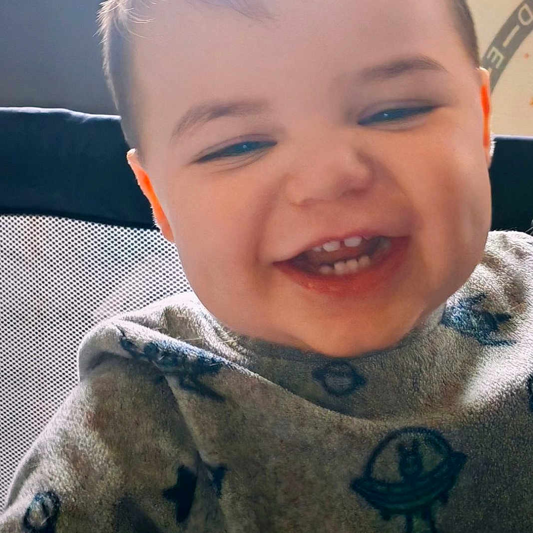 Lyam a rejoint le concours — aidez-le/la à gagner de superbes lots ! baby, babylaughing, bodypart, clothing, coat, face, happy, head, jacket, knitwear, laughing, mouth, person, photography, portrait, selfie, smile, sweater, t_shirt, teeth