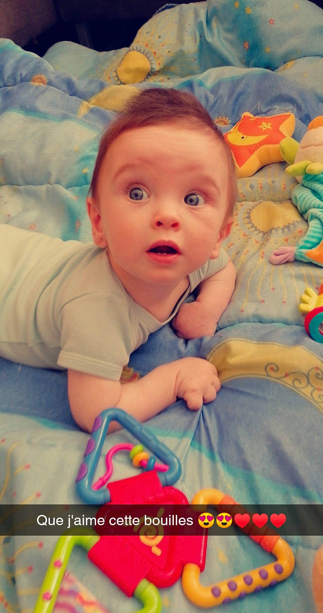 Mathéo participe au concours pour gagner de l'argent avec cette photo : baby, baby_toddler_clothing, cheek, child, comfort, eye, face, fun, happy, head, human_body, iris, linens, nose, orange, pattern, person, skin, smile, surprise