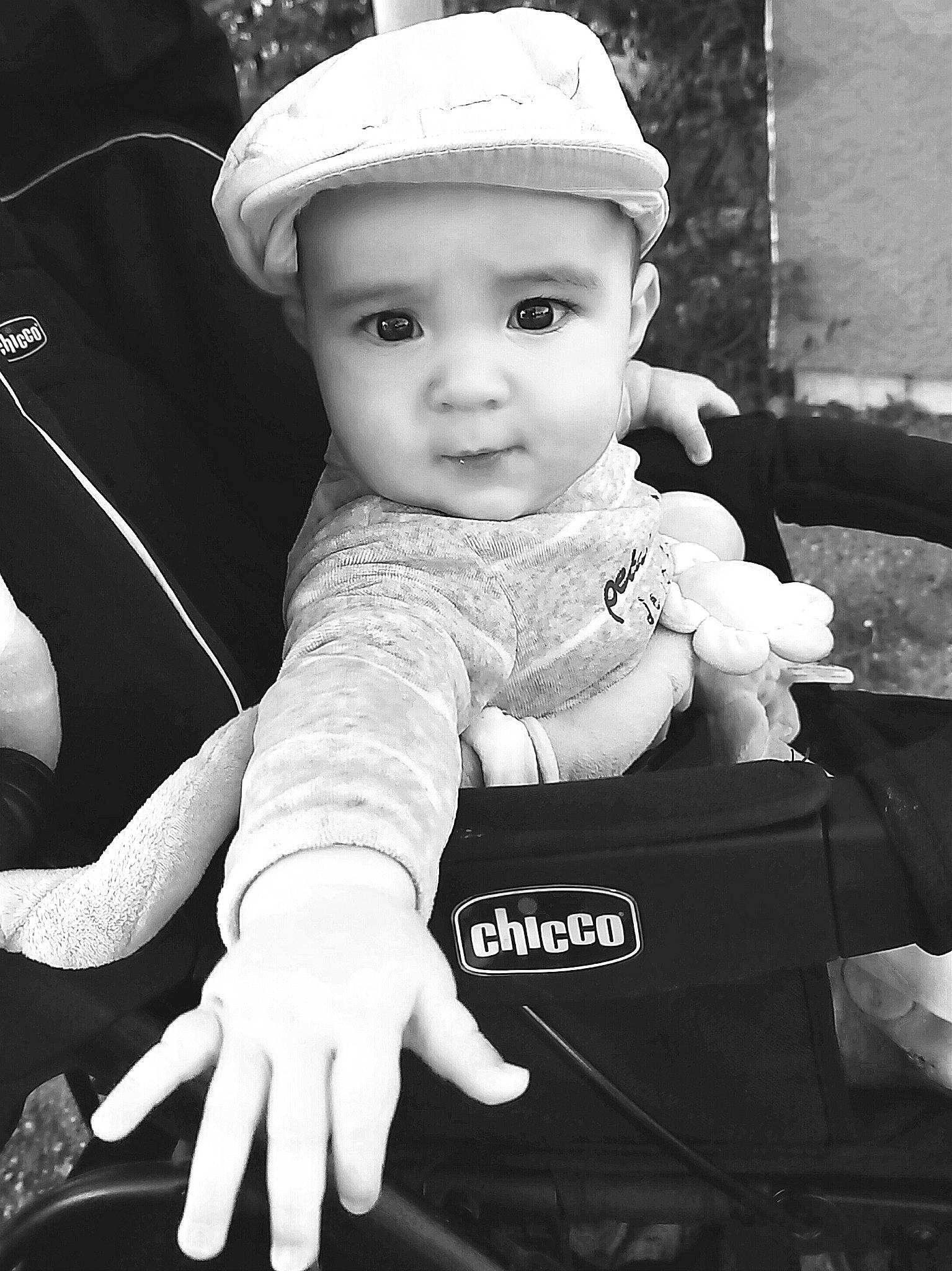 Jadon a rejoint le concours — aidez-le/la à gagner de superbes lots ! baby, baby_toddler_clothing, black, black_and_white, cap, cheek, child, cool, facial_expression, flash_photography, gesture, hairstyle, hand, happy, headwear, monochrome, monochrome_photography, person, sleeve, standing