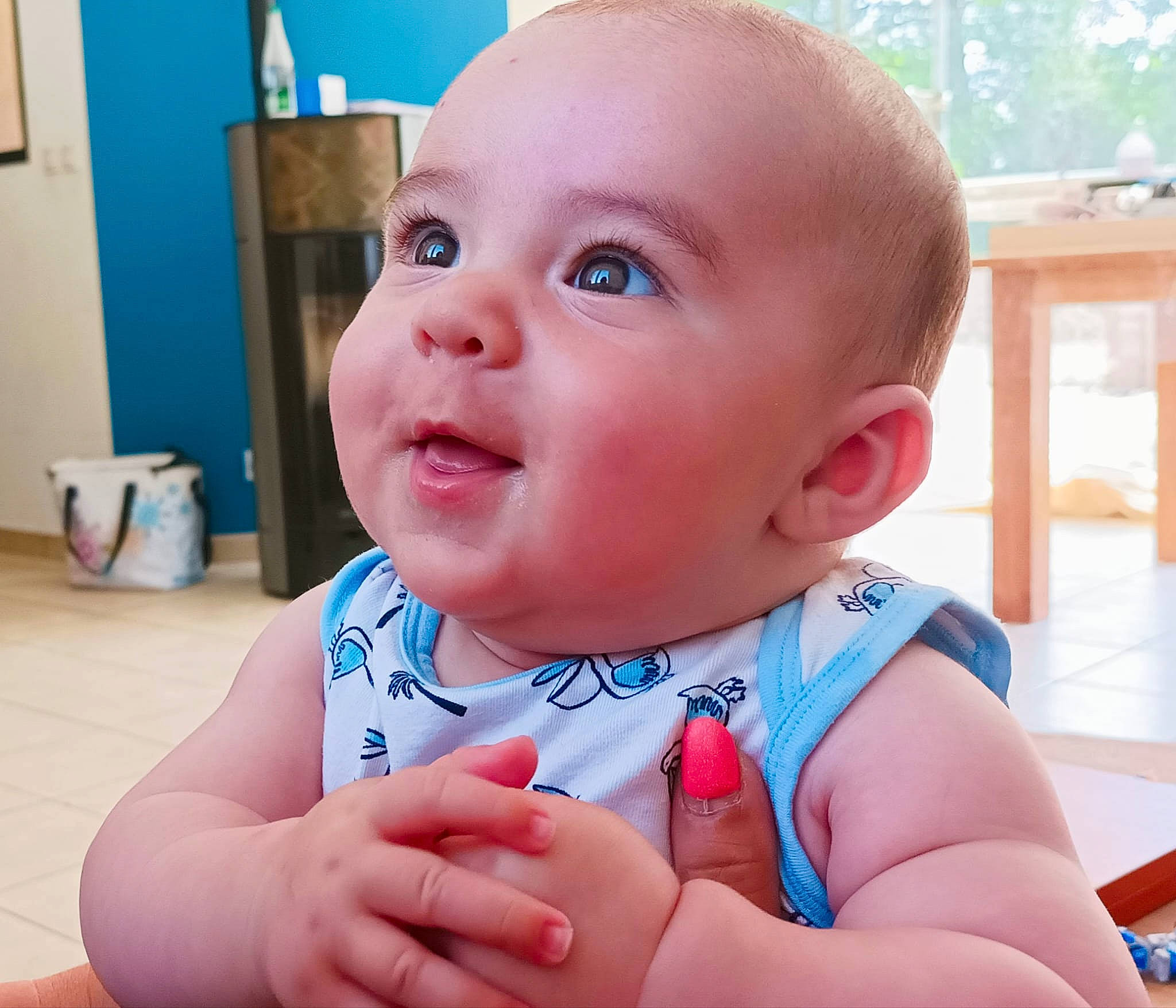 Jadon participe au concours pour gagner de l'argent avec cette photo : baby, baby_toddler_clothing, blue, cheek, child, ear, eyelash, finger, gesture, happy, iris, lip, mouth, nail, neck, nose, person, skin, smile, thumb