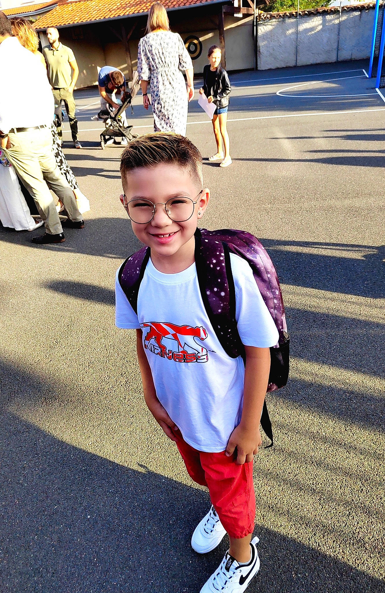 Devon participe au concours pour gagner de l'argent avec cette photo : asphalt, cool, electric_blue, event, eyewear, footwear, fun, gesture, happy, joy, leg, leisure, pedestrian, person, photograph, recreation, road, shoe, smile, snapshot