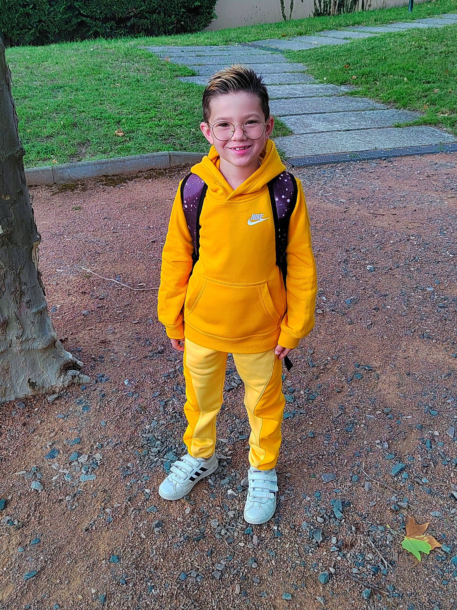 Devon a rejoint le concours — aidez-le/la à gagner de superbes lots ! asphalt, baby_toddler_clothing, child, deciduous, electric_blue, fun, grass, happy, head, joy, leisure, people_in_nature, person, plant, recreation, road_surface, sleeve, smile, soil, toddler