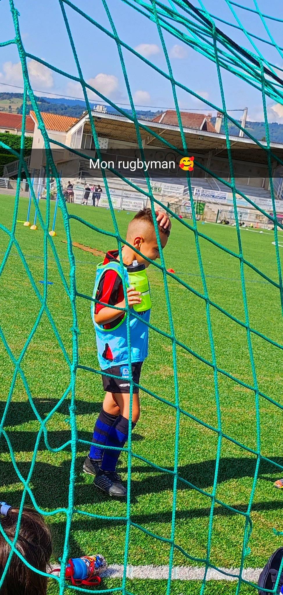 Bayron participe au concours pour gagner de l'argent avec cette photo : ball, ball_game, cloud, football, football_player, grass, leisure, mesh, net, person, plant, player, playing_sports, shorts, sky, soccer, soccer_ball, sports, sports_equipment, team_sport