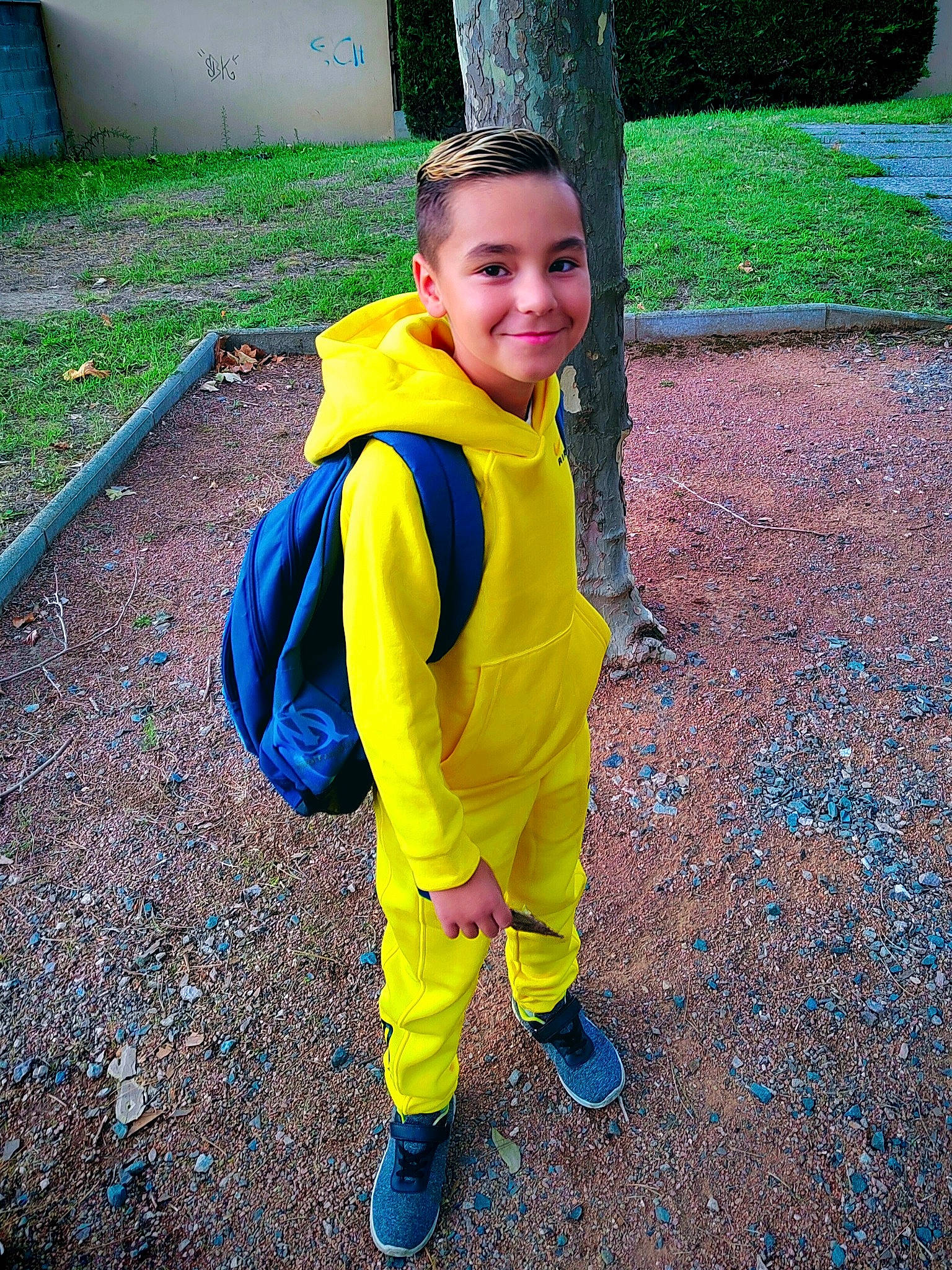 Bayron a rejoint le concours — aidez-le/la à gagner de superbes lots ! asphalt, boot, costume, electric_blue, face, fun, grass, happy, joy, lawn, leg, leisure, people_in_nature, person, personal_protective_equipment, plant, recreation, road_surface, sidewalk, smile