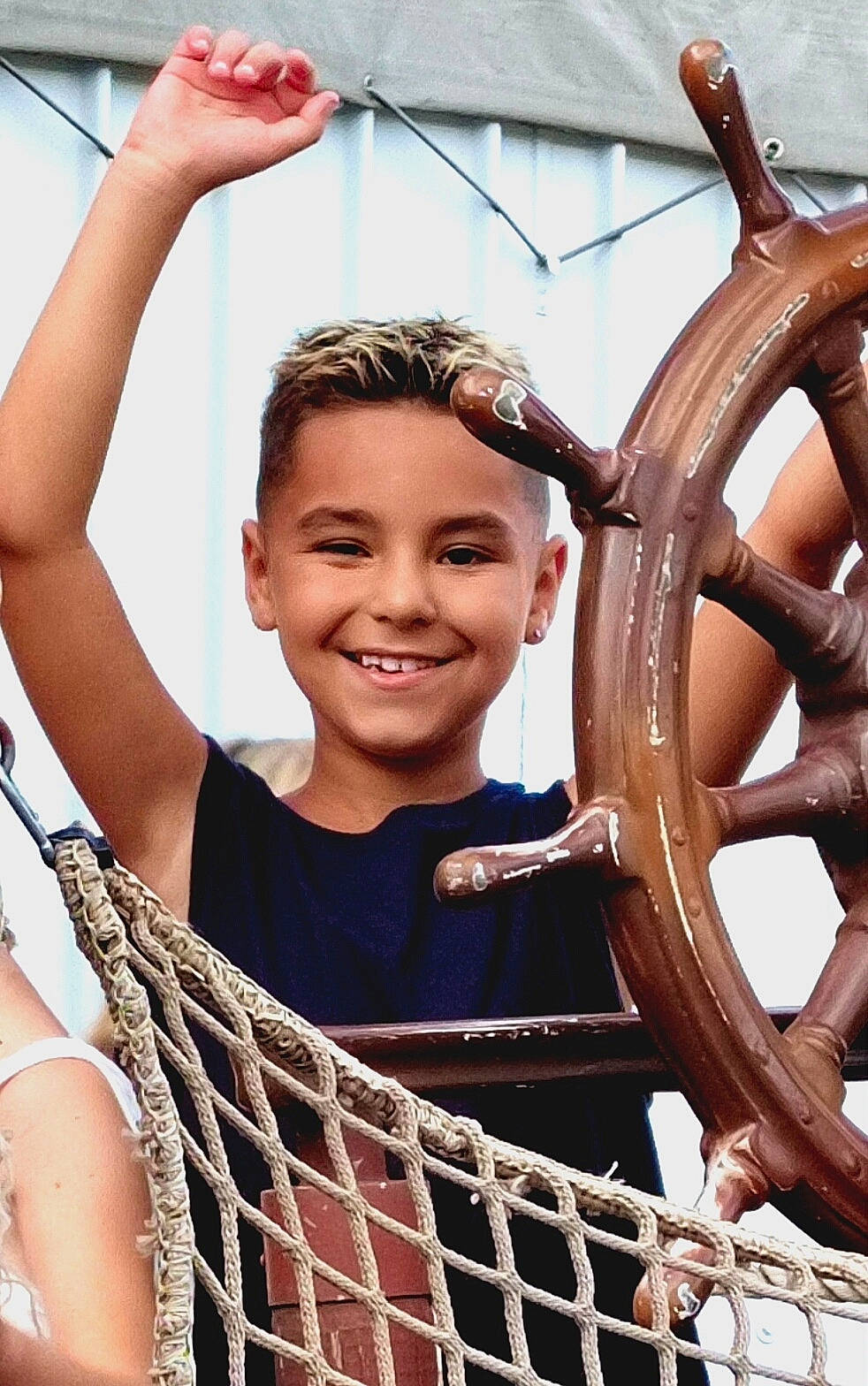 Bayron participe au concours pour gagner de l'argent avec cette photo : auto_part, automotive_tire, automotive_wheel_system, beauty, flash_photography, fun, happy, human, joy, leisure, muscle, people, person, photograph, product, rim, smile, spoke, steering_wheel, travel