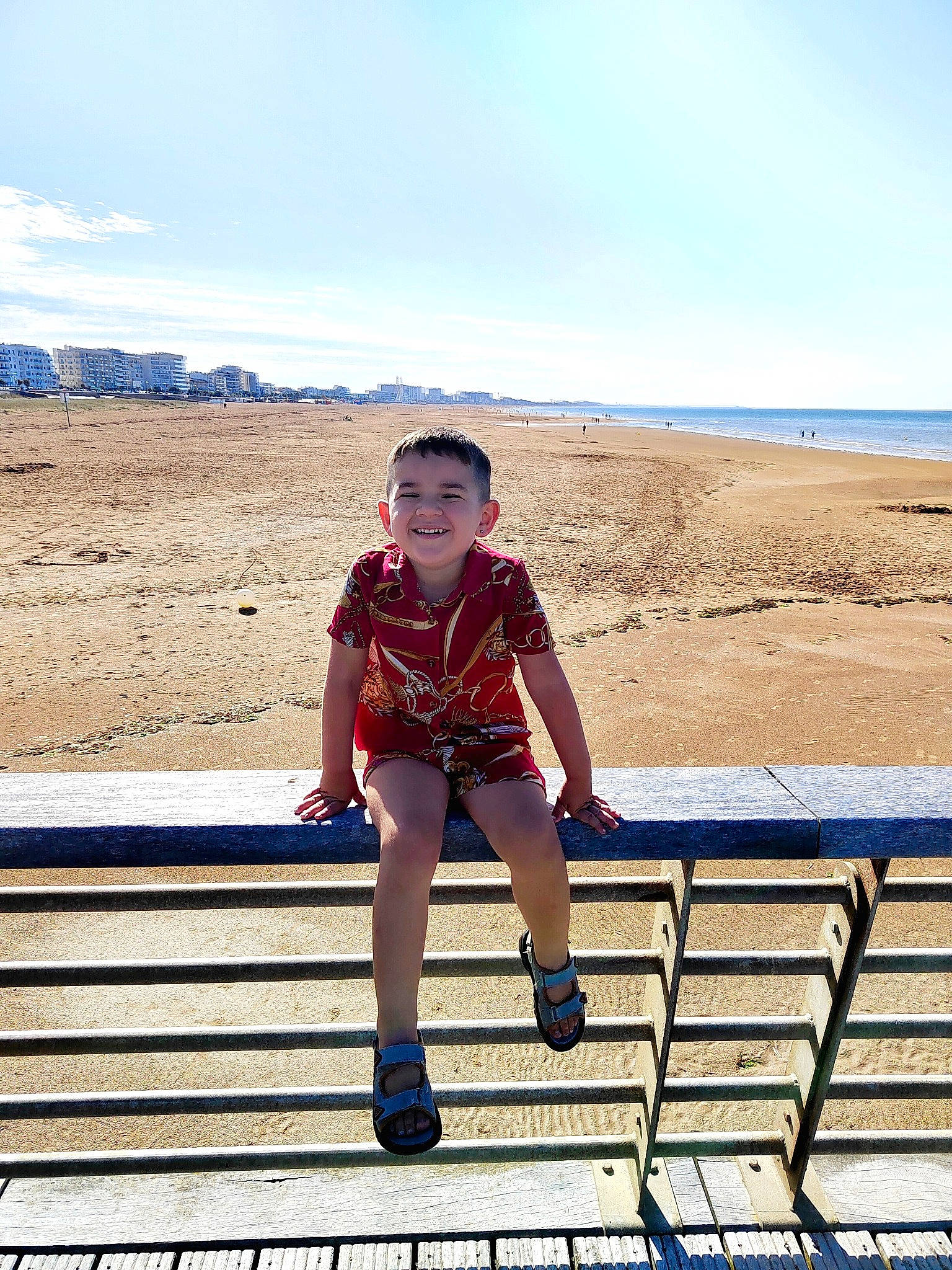 Walon a rejoint le concours — aidez-le/la à gagner de superbes lots ! azure, body_of_water, cloud, electric_blue, fun, happy, horizon, human_leg, joy, knee, landscape, leg, leisure, people_in_nature, person, sitting, sky, thigh, toddler, travel
