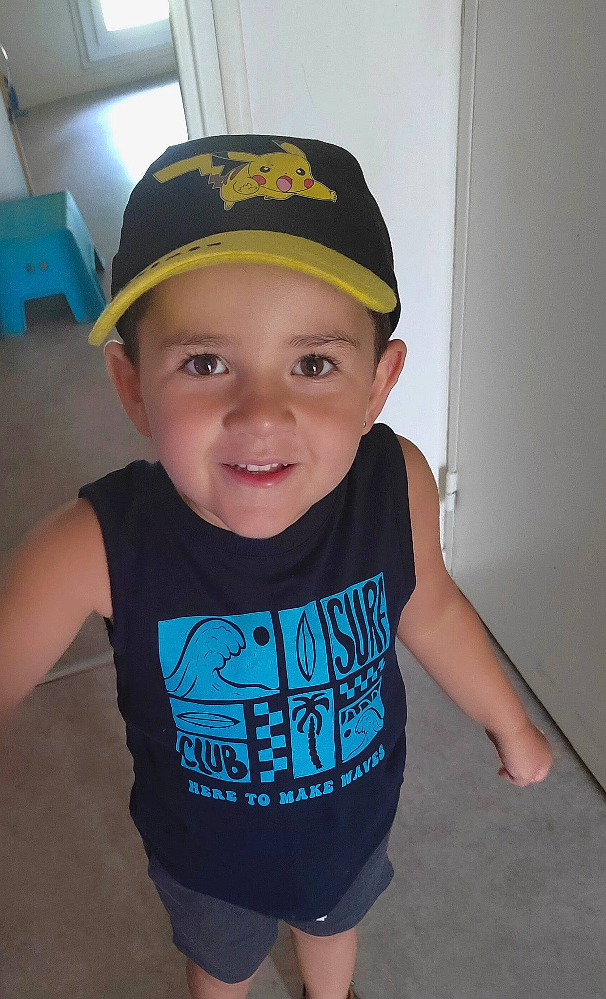 Walon a rejoint le concours — aidez-le/la à gagner de superbes lots ! baby_toddler_clothing, baseball_cap, cap, chest, child, cricket_cap, elbow, electric_blue, face, facial_expression, fun, happy, headwear, joy, person, personal_protective_equipment, sleeve, smile, sportswear, t_shirt