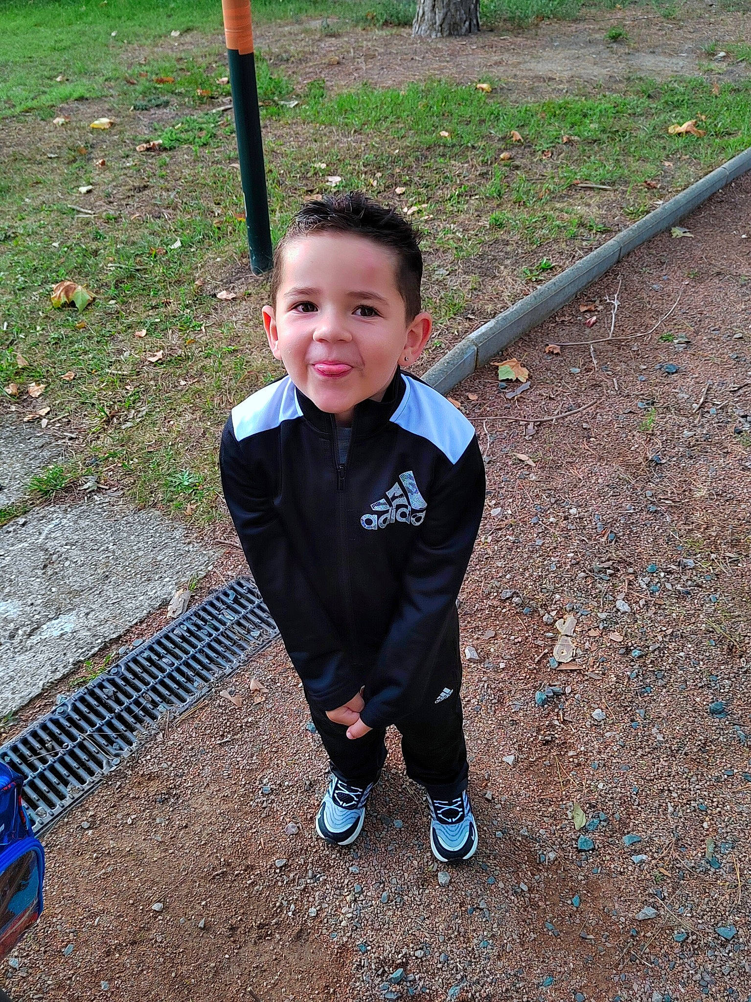 Walon a rejoint le concours — aidez-le/la à gagner de superbes lots ! asphalt, baby_toddler_clothing, child, electric_blue, fun, grass, happy, joy, leisure, pattern, people_in_nature, person, play, recreation, sleeve, smile, soil, t_shirt, toddler, walking_shoe