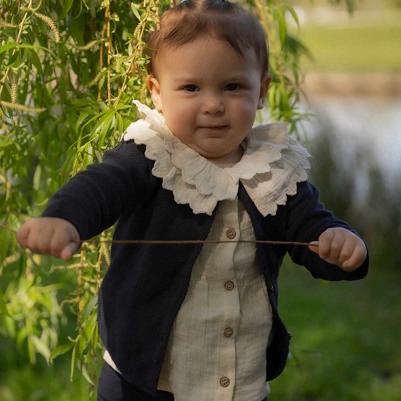 Cerise a rejoint le concours — aidez-le/la à gagner de superbes lots ! buttons, cardigan, child, cute, face, grass, greenery, nature, outdoor, park, person, pigtails, playing, portrait, ruffled_collar, smile, stick, sunlight, toddler, young