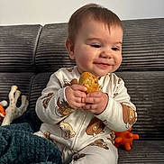 Pablo a rejoint le concours — aidez-le/la à gagner de superbes lots ! baby, child, smile, couch, blanket, toy, onesie, food, bread, happy, indoor, infant, cute, sitting, face, hand, cozy, expression, playful, home