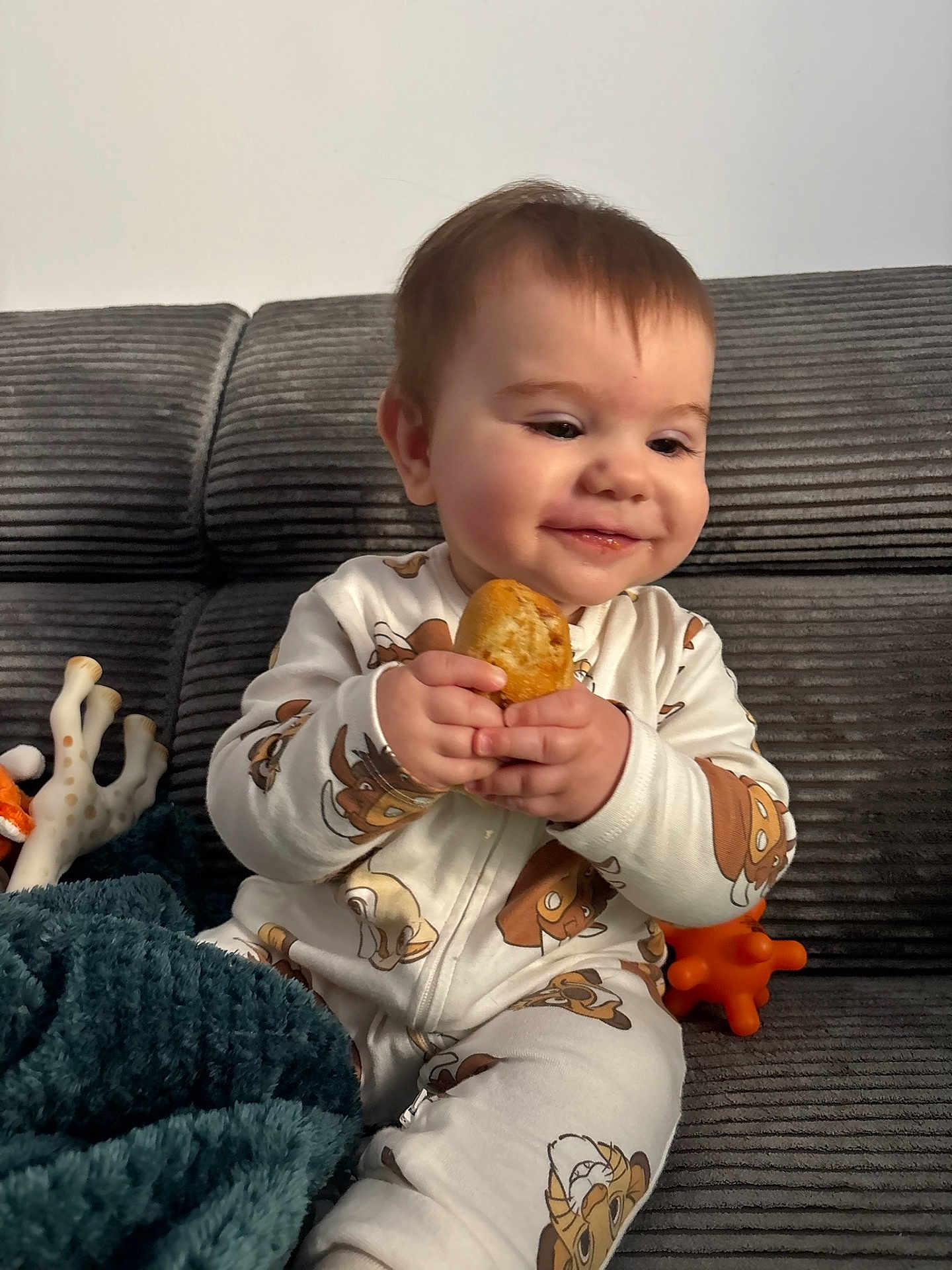 Pablo a rejoint le concours — aidez-le/la à gagner de superbes lots ! baby, child, smile, couch, blanket, toy, onesie, food, bread, happy, indoor, infant, cute, sitting, face, hand, cozy, expression, playful, home