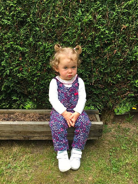 Jade a rejoint le concours — aidez-le/la à gagner de superbes lots ! child, design, dress, footwear, garden, grass, green, leggings, outerwear, pattern, person, plant, shoe, sitting, toddler, tree