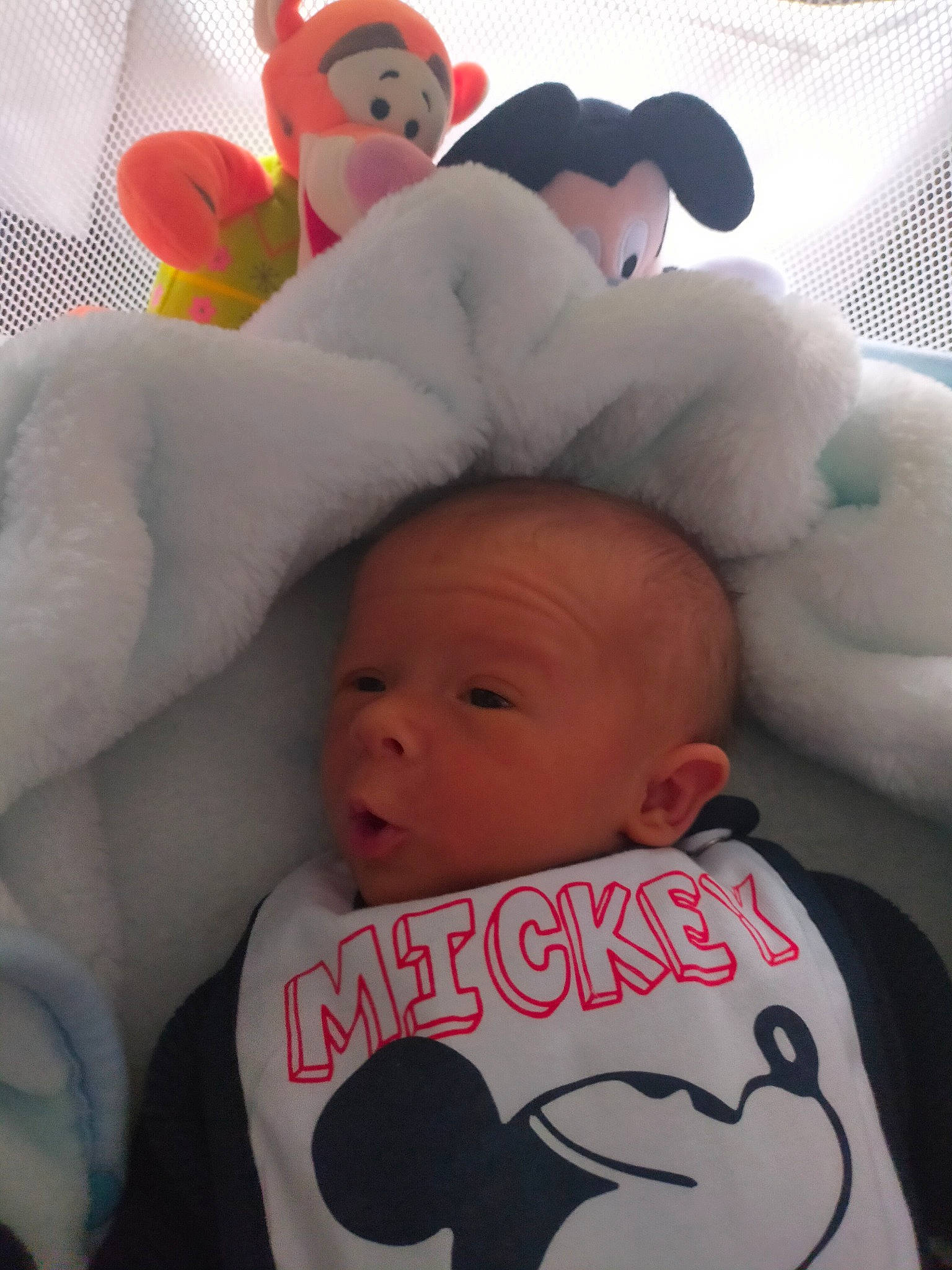 Diego a rejoint le concours — aidez-le/la à gagner de superbes lots ! baby, baby_sleeping, baby_toddler_clothing, beauty, cheek, comfort, finger, happy, linens, mammal, mouth, nose, organ, person, pink, product, red, skin, textile, toddler