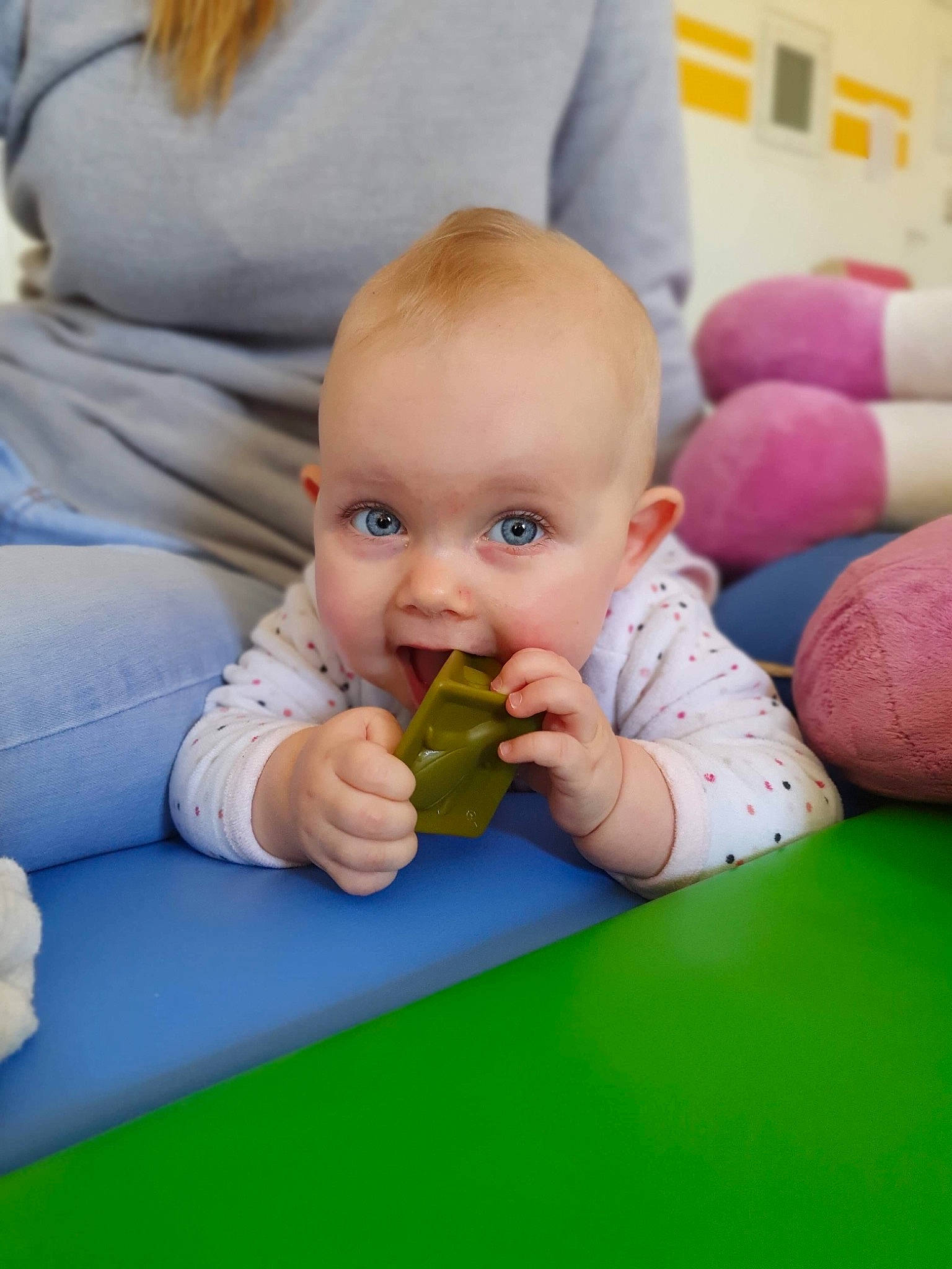 Lanah participe au concours pour gagner de l'argent avec cette photo : baby, cheek, child, eye, face, grass, green, head, person, play, room, sitting, skin, smile, toddler, tummy_time