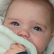 Josh a rejoint le concours — aidez-le/la à gagner de superbes lots ! baby, blanket, blue_eyes, child, close_up, comfort, cozy, cute, expression, eyelashes, face, hand, hooded_clothing, indoor, infant, portrait, skin, soft_texture, warm, young