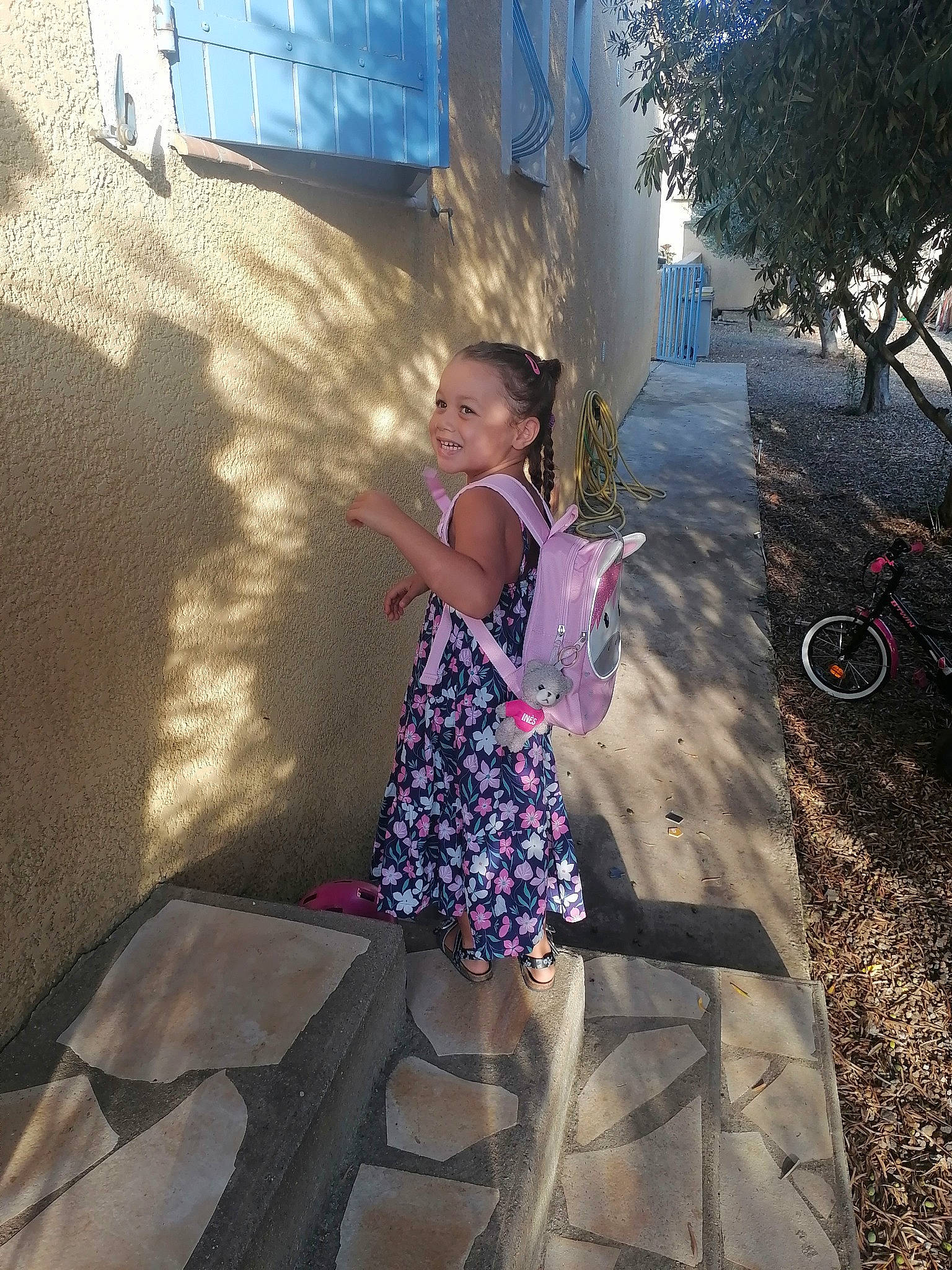 Ines a rejoint le concours — aidez-le/la à gagner de superbes lots ! asphalt, city, cool, dress, electric_blue, fun, grass, human_leg, joy, leaf, leisure, person, road_surface, sidewalk, standing, sunlight, thigh, tints_and_shades, toddler, travel