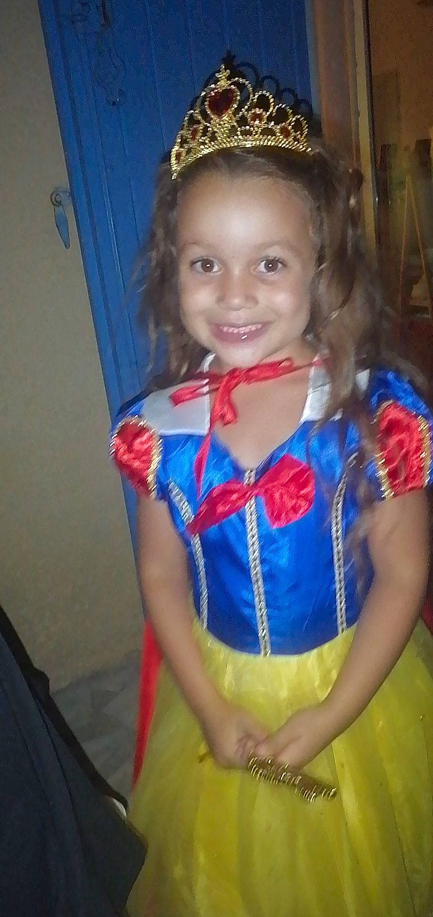 Ines a rejoint le concours — aidez-le/la à gagner de superbes lots ! child, dress, electric_blue, event, face, facial_expression, fashion, fashion_accessory, fashion_design, fun, hairstyle, happy, headband, headpiece, iris, jewellery, joy, pattern, person, smile