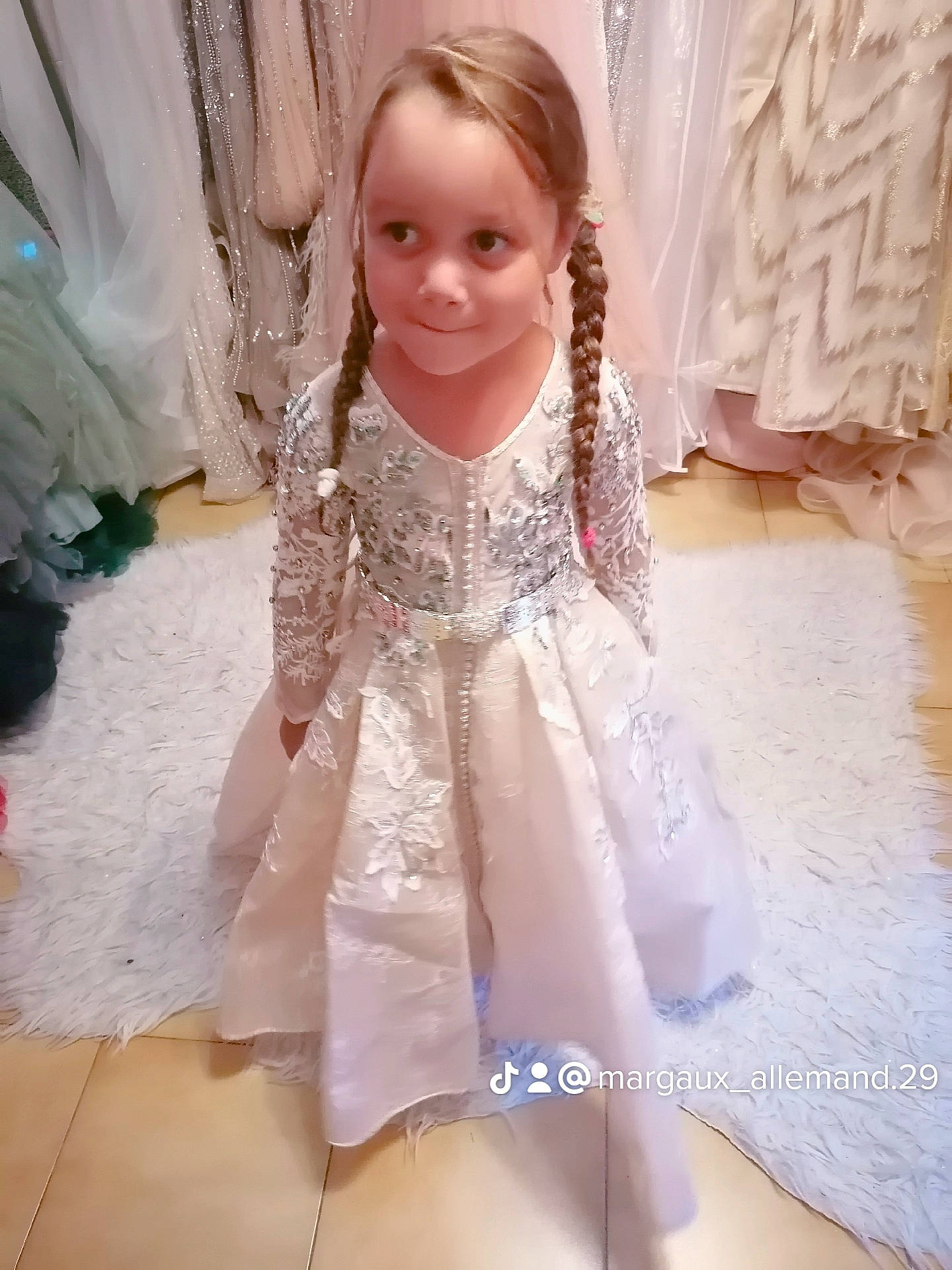 Ines a rejoint le concours — aidez-le/la à gagner de superbes lots ! baby_toddler_clothing, blond, bridal_accessory, dress, embellishment, event, fashion_accessory, fashion_design, formal_wear, gown, happy, iris, long_hair, peach, person, pink, sleeve, smile, textile, toddler