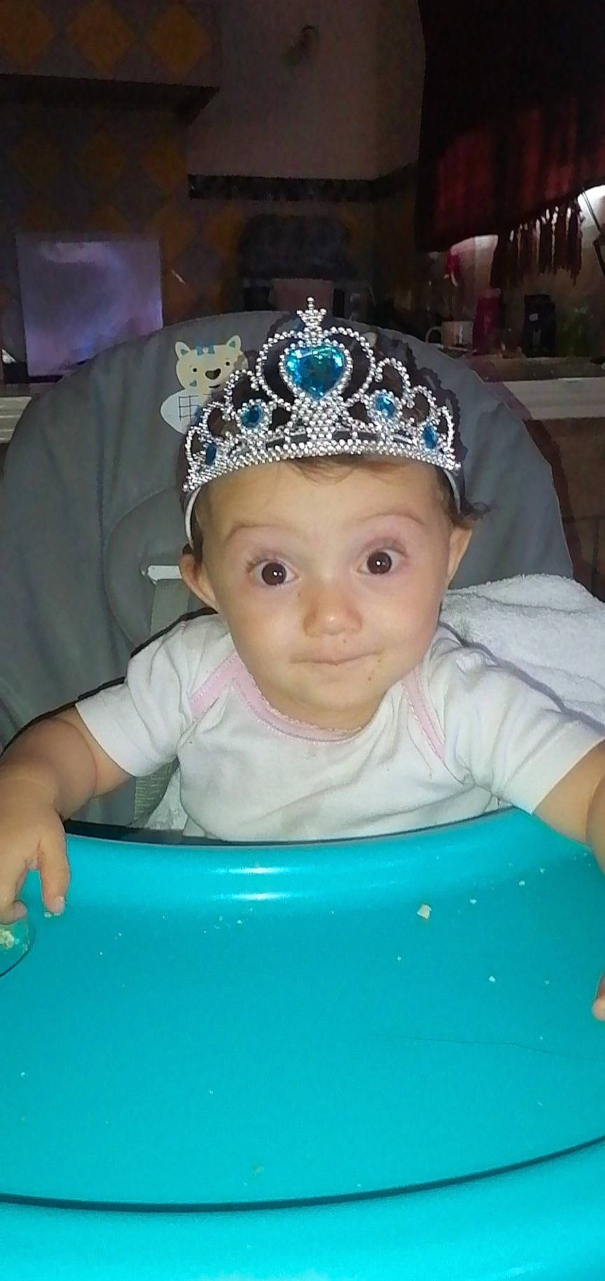 Kamila participe au concours pour gagner de l'argent avec cette photo : baby, baby_toddler_clothing, cap, child, cool, dishware, electric_blue, eye, eyebrow, fashion_accessory, fun, hairstyle, happy, headband, headgear, headpiece, headwear, jewellery, person, sleeve