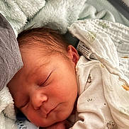 Mayron a rejoint le concours — aidez-le/la à gagner de superbes lots ! newborn, baby, sleeping, blanket, soft, closeup, face, infant, peaceful, cute, cozy, swaddle, skin, hand, indoors, comfort, rest, portrait, child, gentle
