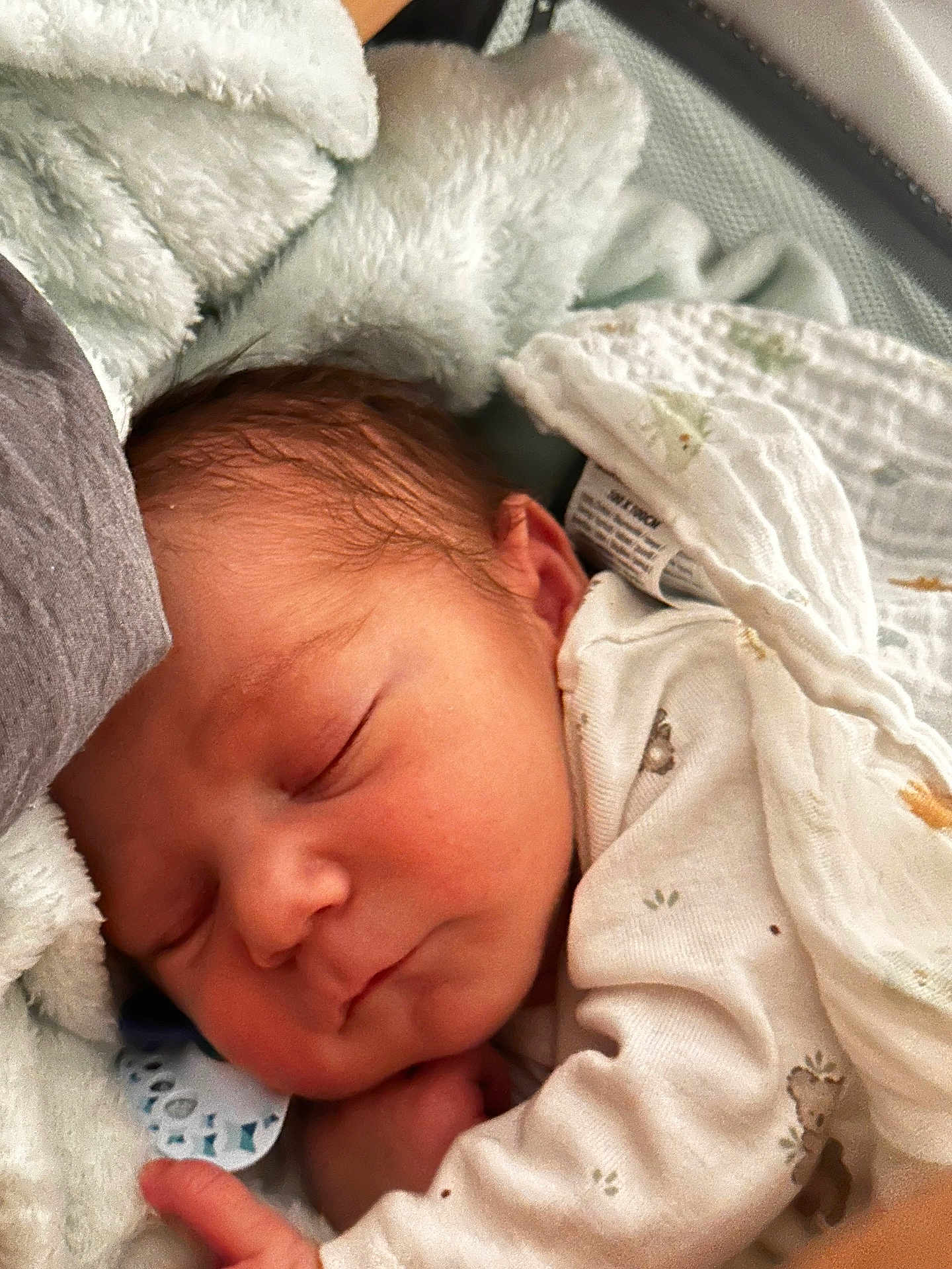 Mayron a rejoint le concours — aidez-le/la à gagner de superbes lots ! newborn, baby, sleeping, blanket, soft, closeup, face, infant, peaceful, cute, cozy, swaddle, skin, hand, indoors, comfort, rest, portrait, child, gentle
