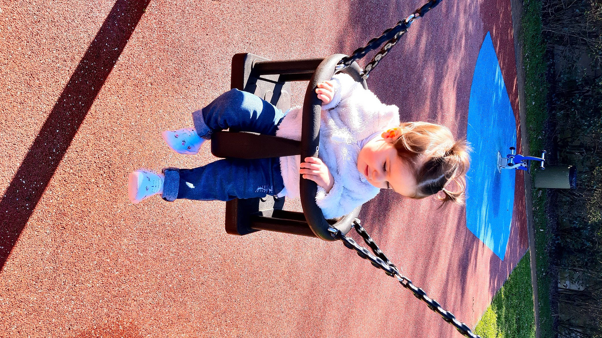 Diva participe au concours pour gagner de l'argent avec cette photo : adventure, child, city, electric_blue, fun, happy, leisure, outdoor_play_equipment, outdoor_shoe, person, play, playground, public_space, recreation, rope, shoe, smile, swing, toddler, tree