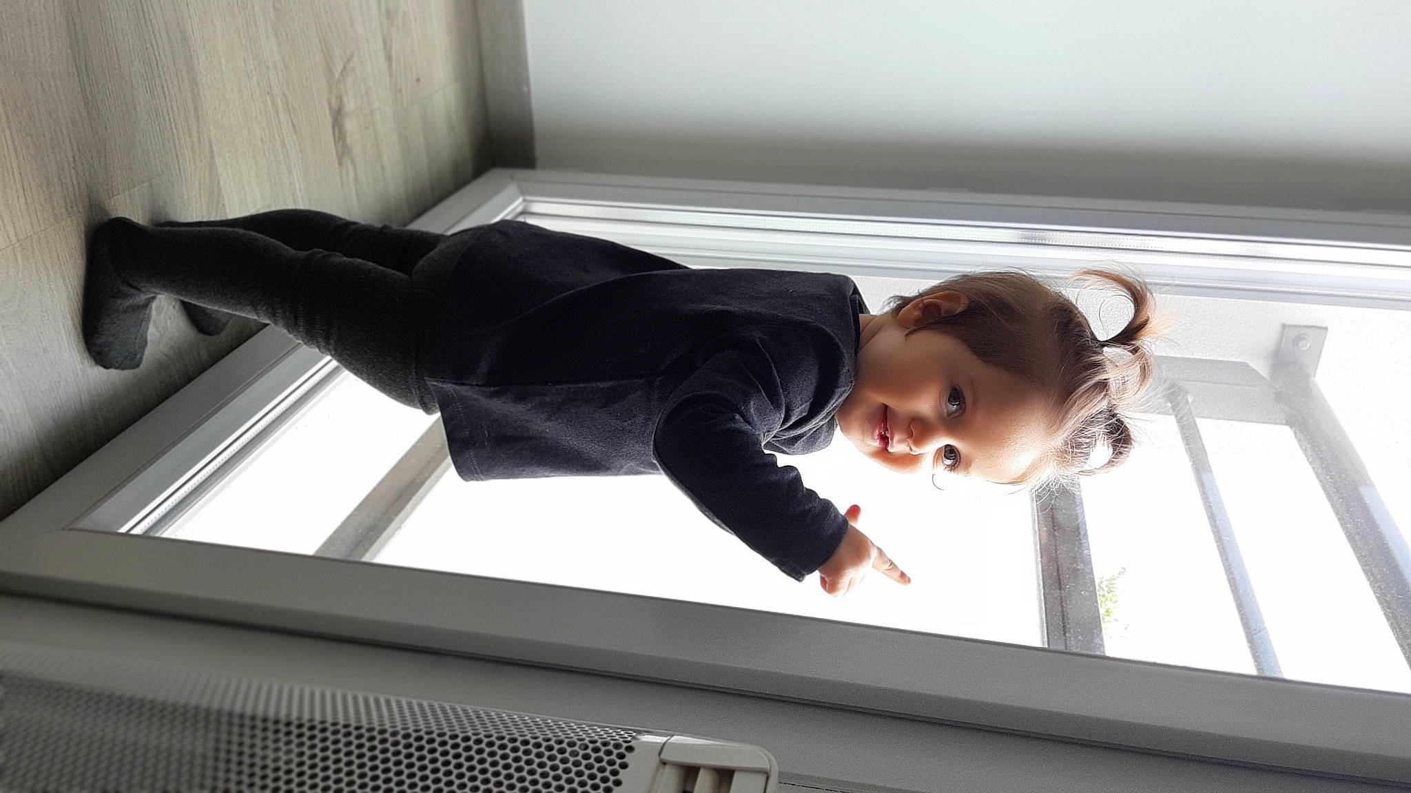 Diva a rejoint le concours — aidez-le/la à gagner de superbes lots ! baby, ceiling, child, comfort, daylighting, elbow, fun, hand, human_leg, knee, person, room, sitting, sleeve, t_shirt, toddler, waist, window