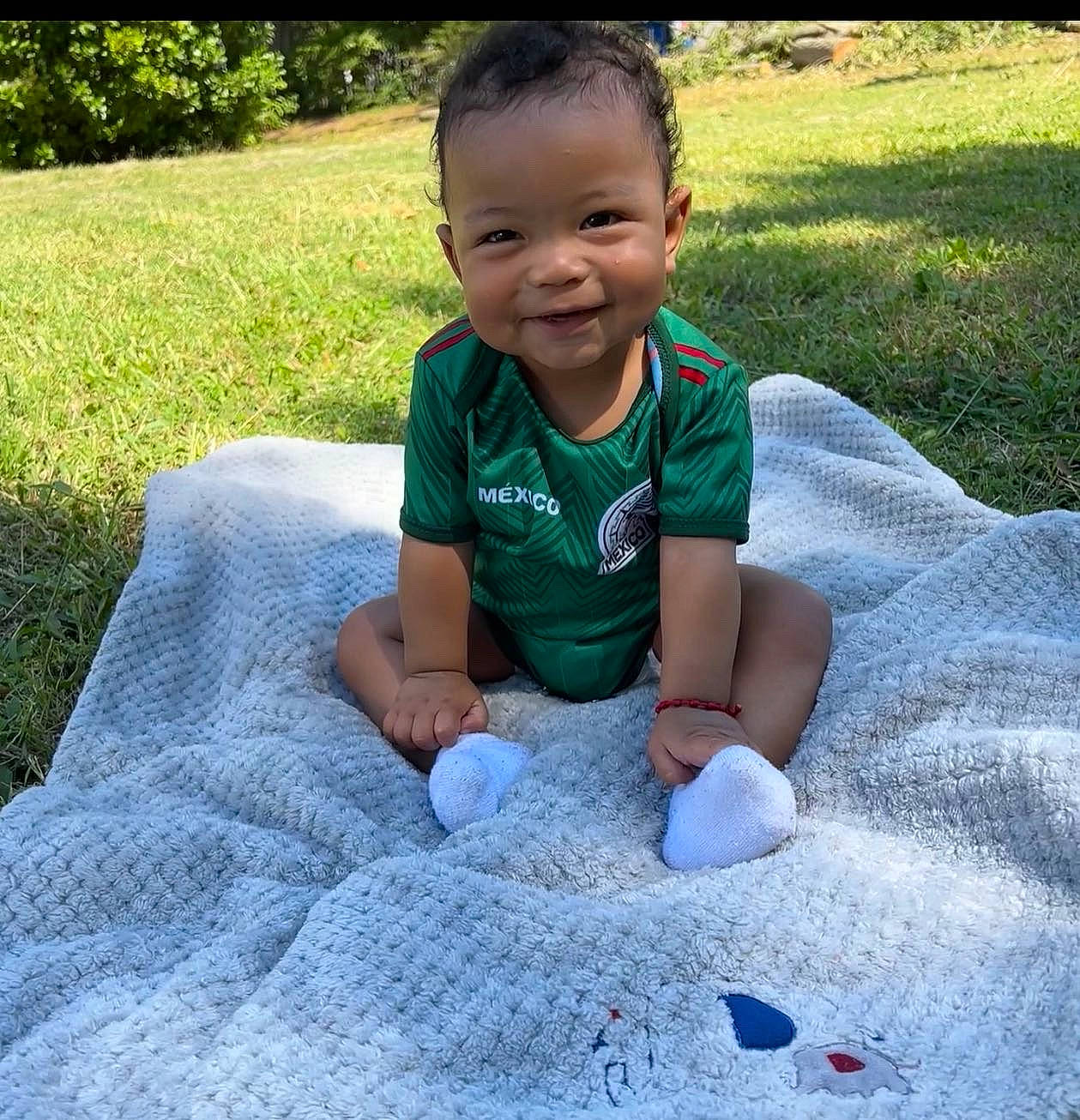 Matteo is registered to the contest to win money with this photo: baby, baby_toddler_clothing, child, electric_blue, face, fun, grass, hairstyle, happy, human_body, joy, lawn, leaf, leisure, people_in_nature, person, plant, sitting, sleeve, smile