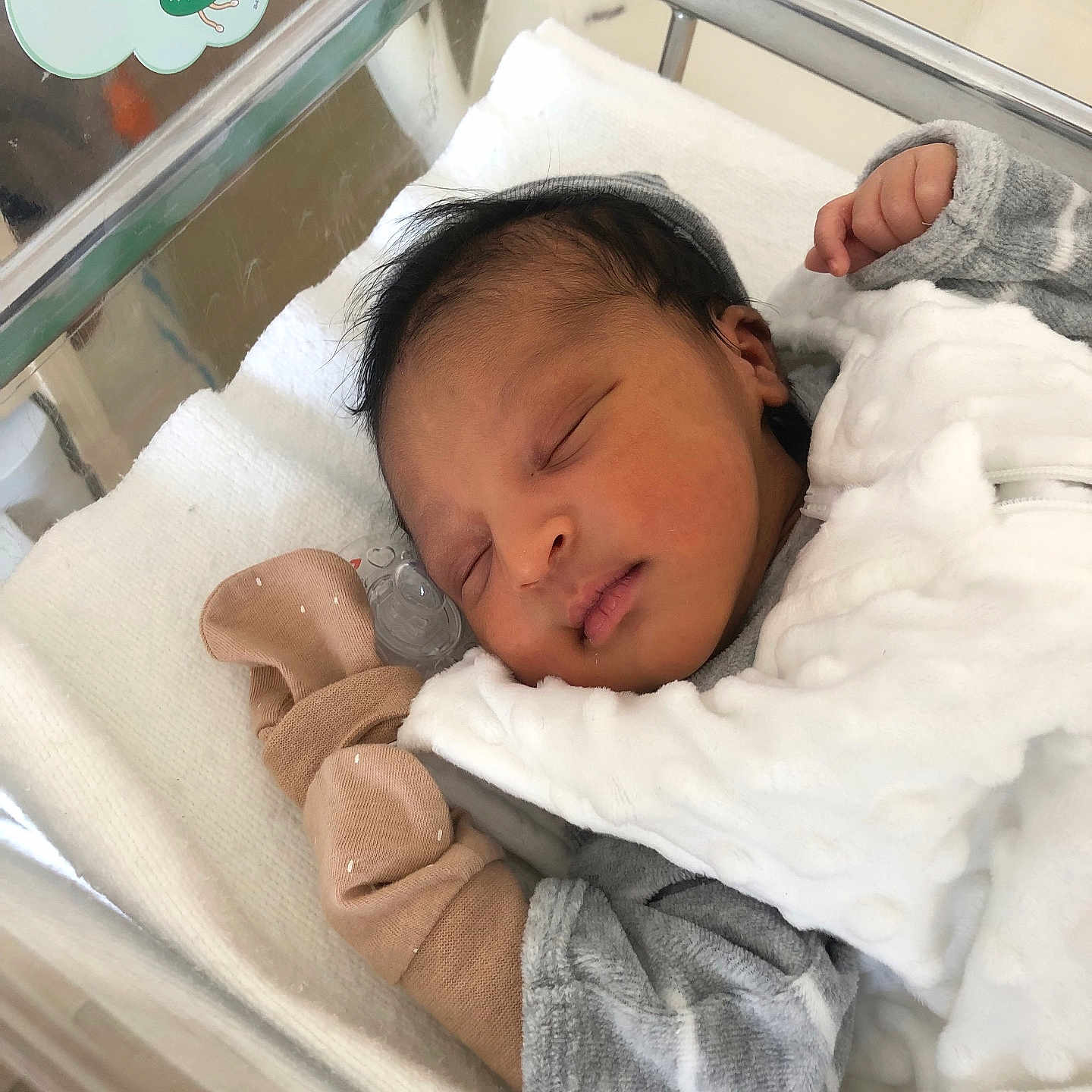 Khessan a rejoint le concours — aidez-le/la à gagner de superbes lots ! architecture, baby, bed, blanket, building, cradle, crib, face, furniture, head, hospital, infantbed, newborn, person, photography, portrait, sleeping