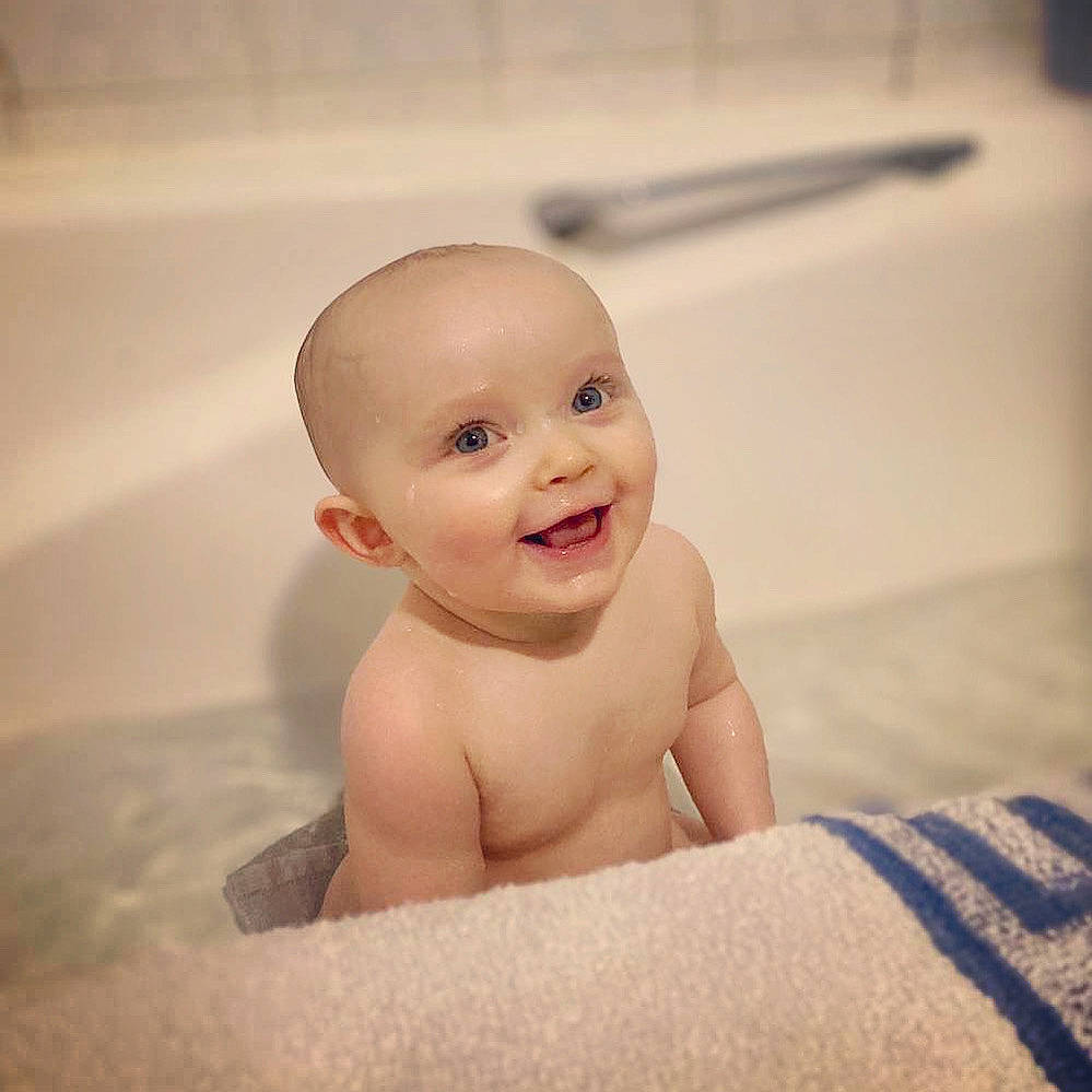 Louanne a rejoint le concours — aidez-le/la à gagner de superbes lots ! baby, baby_bathing, bathing, bathroom, bathtub, cheek, chest, child, comfort, flooring, fluid, fun, happy, head, human_body, iris, joy, person, plumbing, smile