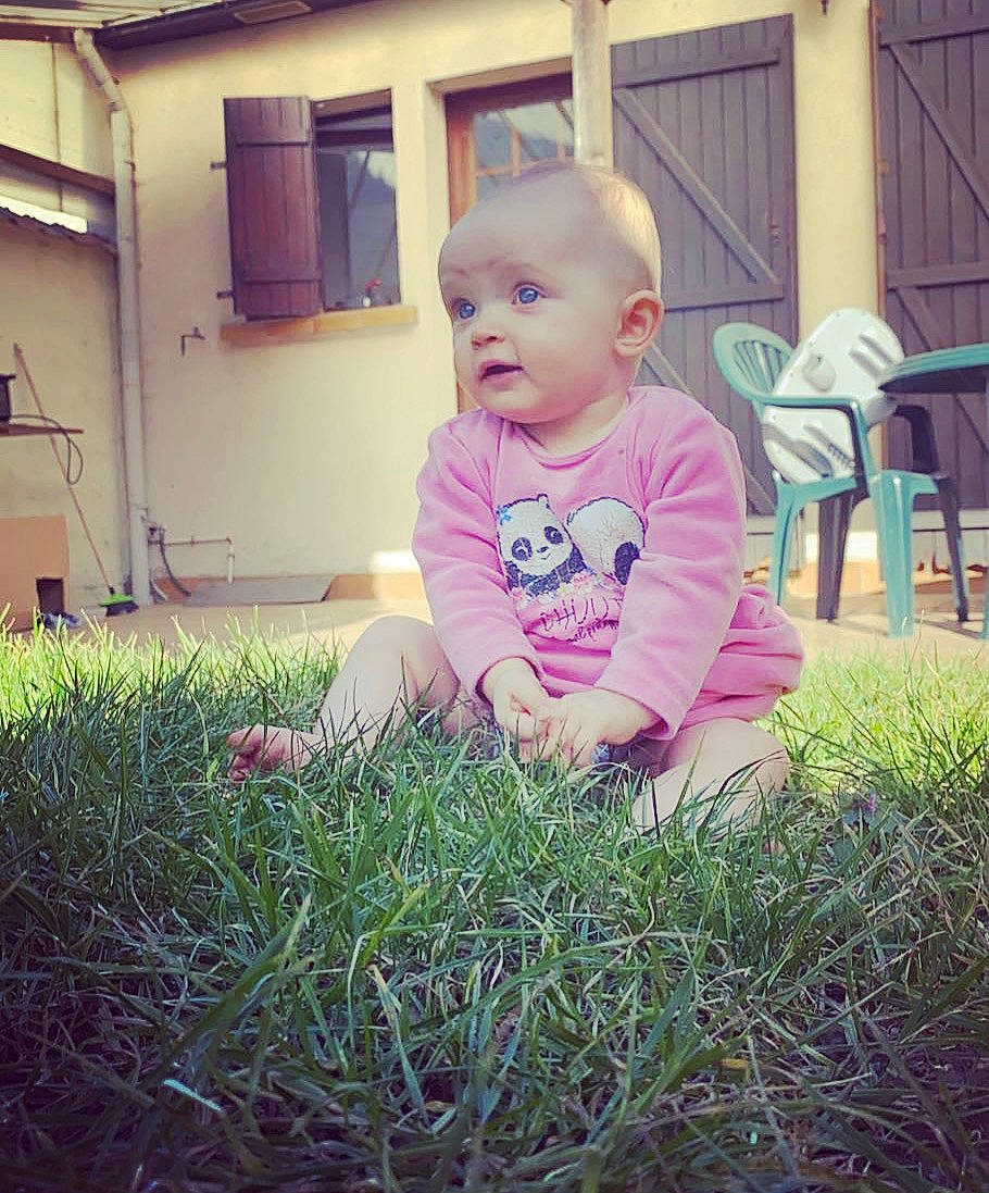 Louanne a rejoint le concours — aidez-le/la à gagner de superbes lots ! baby, baby_toddler_clothing, chair, child, cloud, cool, flooring, fun, grass, happy, lawn, mountain, people_in_nature, person, plant, sitting, skin, sunlight, t_shirt, tints_and_shades