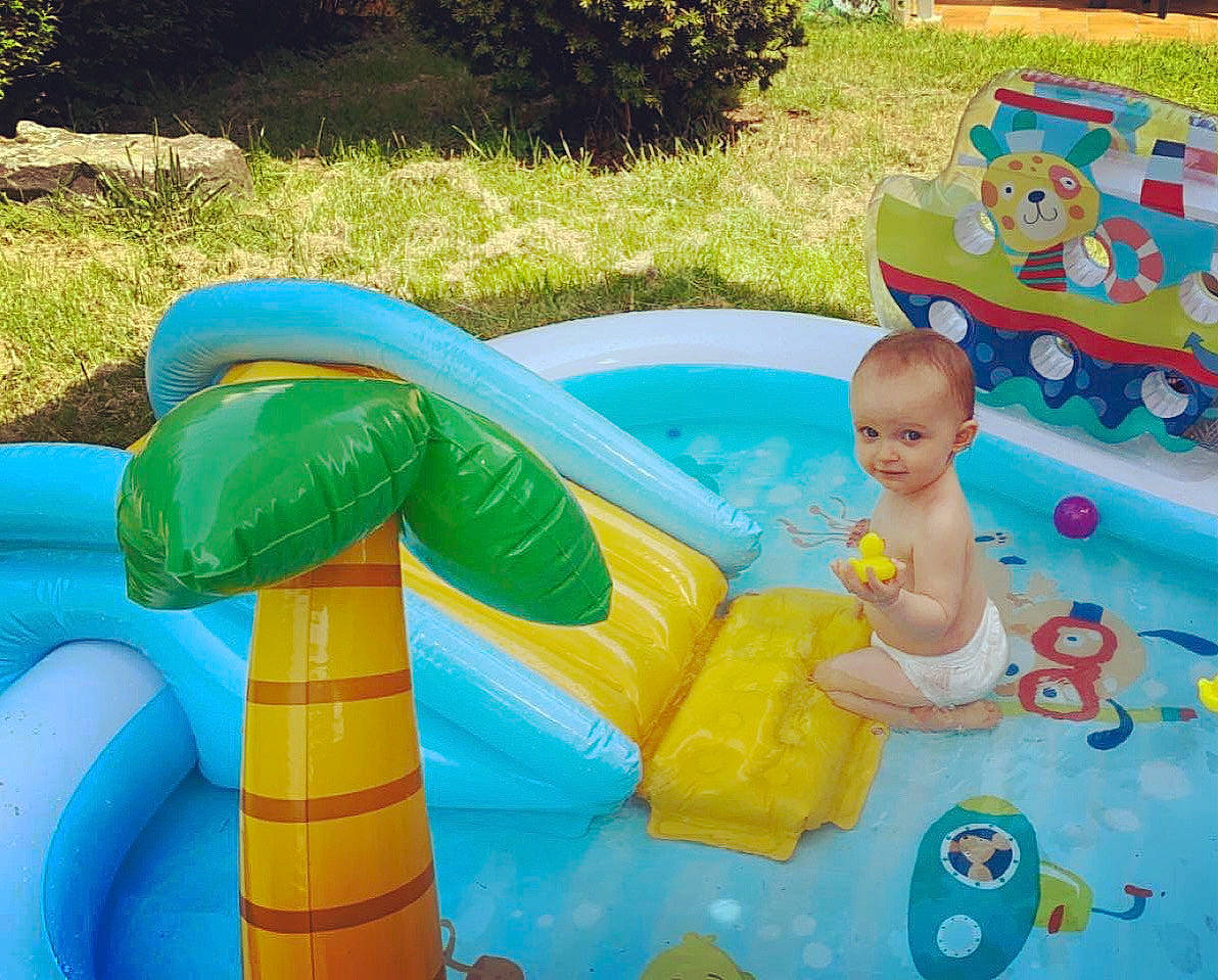 Louanne a rejoint le concours — aidez-le/la à gagner de superbes lots ! aqua, baby, baby_products, baby_toys, bathing, blue, child, fun, games, grass, inflatable, leisure, person, plant, plastic, play, product, recreation, summer, toddler