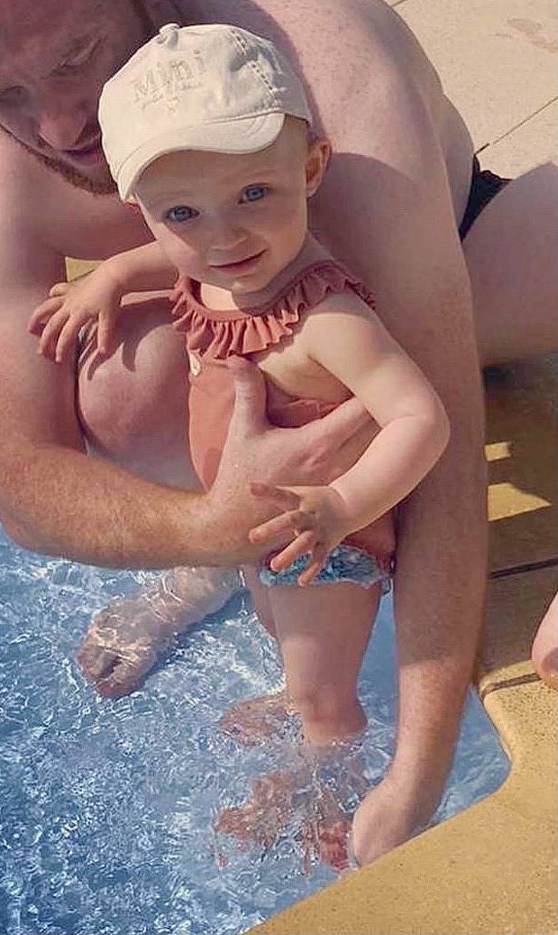 Louanne a rejoint le concours — aidez-le/la à gagner de superbes lots ! baby_toddler_clothing, barefoot, bathing, chest, child, face, flash_photography, fun, gesture, happy, hat, headgear, headwear, leisure, people_on_beach, person, photograph, skin, thigh, toddler