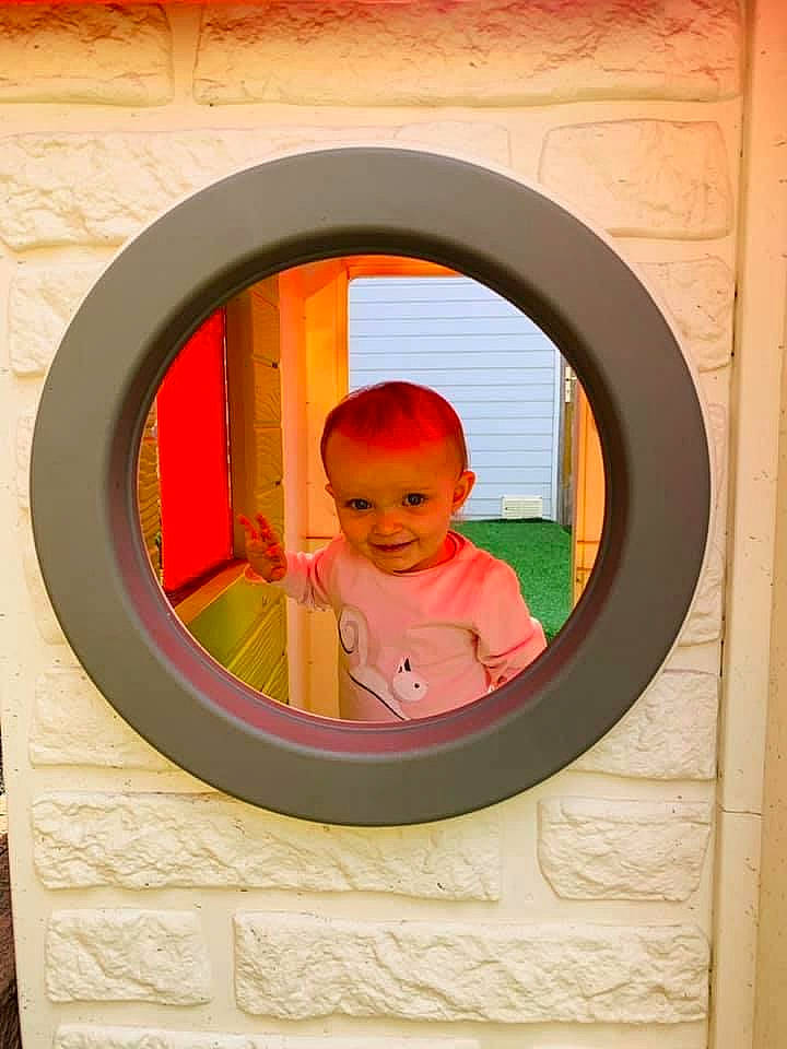 Louanne a rejoint le concours — aidez-le/la à gagner de superbes lots ! art, baby, baby_toddler_clothing, brick, child, circle, door, eye, fixture, house, interior_design, joy, oval, person, picture_frame, product, rectangle, room, toddler, visual_arts