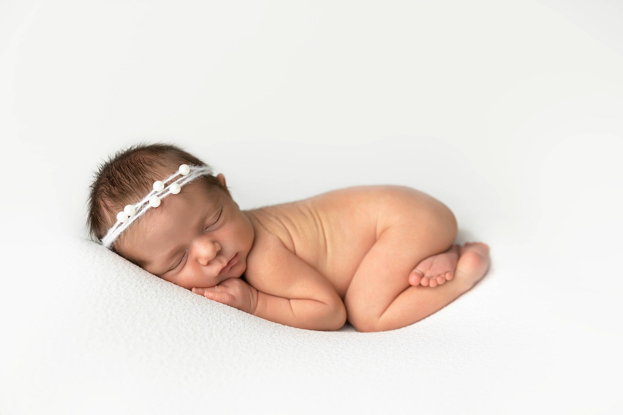 Gina a rejoint le concours — aidez-le/la à gagner de superbes lots ! arm, baby, baby_sleeping, baby_toddler_clothing, cheek, chest, child, comfort, elbow, fashion_accessory, flesh, foot, hand, happy, human_body, person, portrait_photography, sitting, skin, stomach