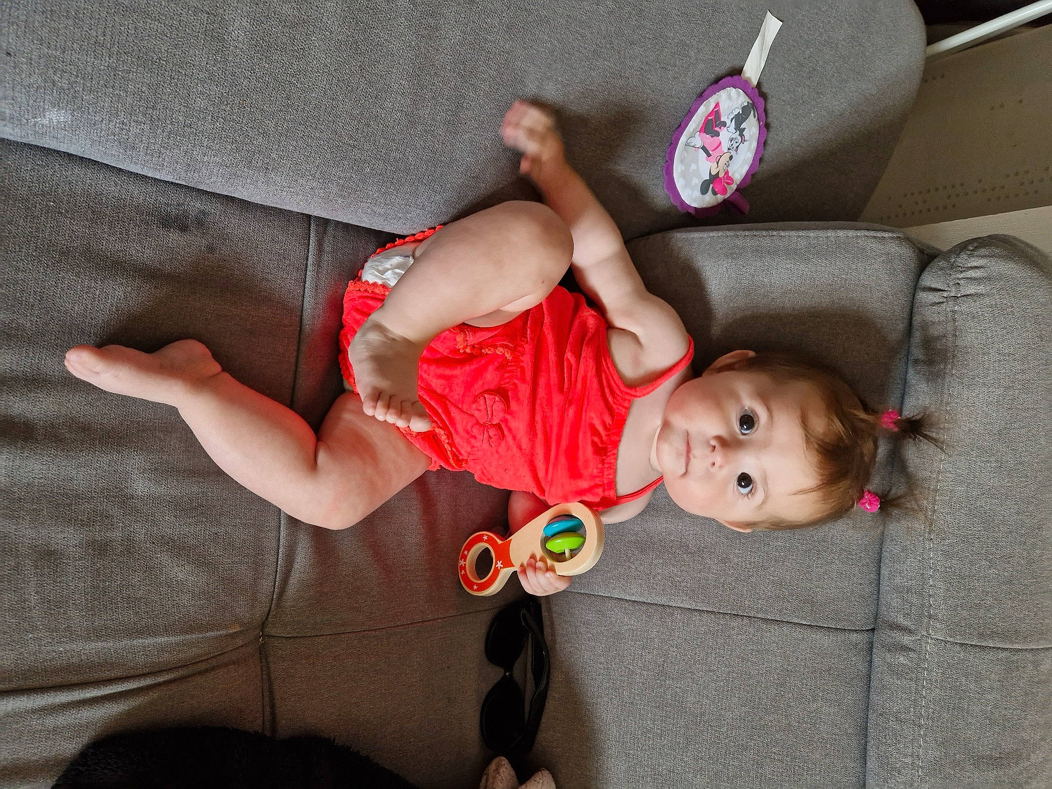 Mayana a rejoint le concours — aidez-le/la à gagner de superbes lots ! baby, baby_products, baby_toddler_clothing, child, comfort, elbow, flooring, foot, fun, hat, human_leg, knee, leg, person, room, sandal, sitting, sock, textile, thigh