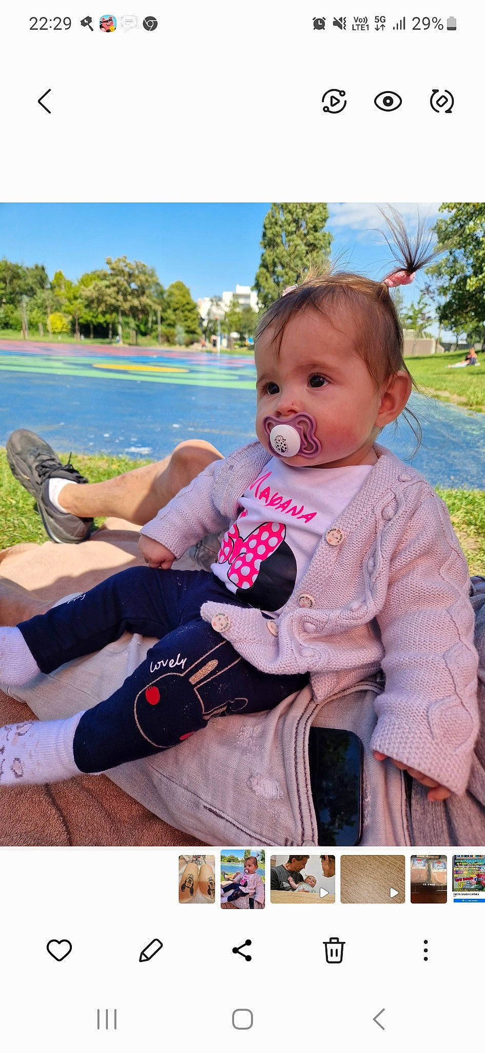 Mayana participe au concours pour gagner de l'argent avec cette photo : baby, baby_products, baby_toddler_clothing, child, fun, grass, happy, lake, leisure, person, plant, play, recreation, sitting, sky, t_shirt, toddler, travel, tree, vacation