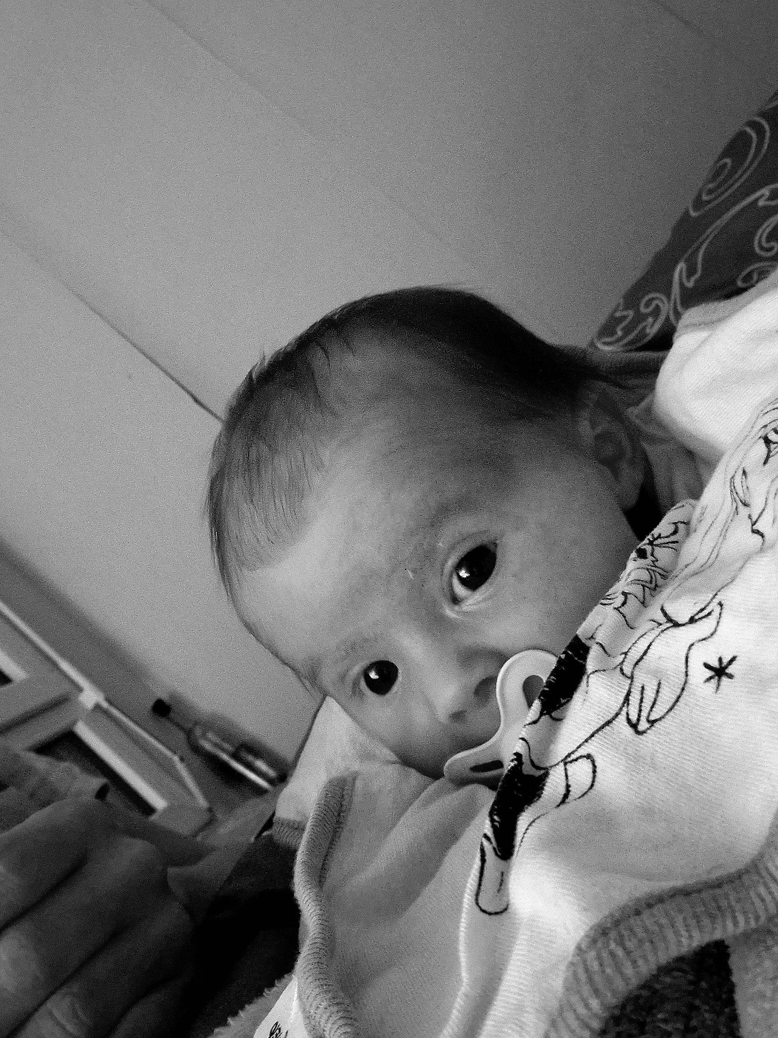 Mayana a rejoint le concours — aidez-le/la à gagner de superbes lots ! art, baby, baby_toddler_clothing, chest, child, ear, eyelash, finger, gesture, happy, iris, monochrome, monochrome_photography, person, selfie, sitting, still_life_photography, toddler