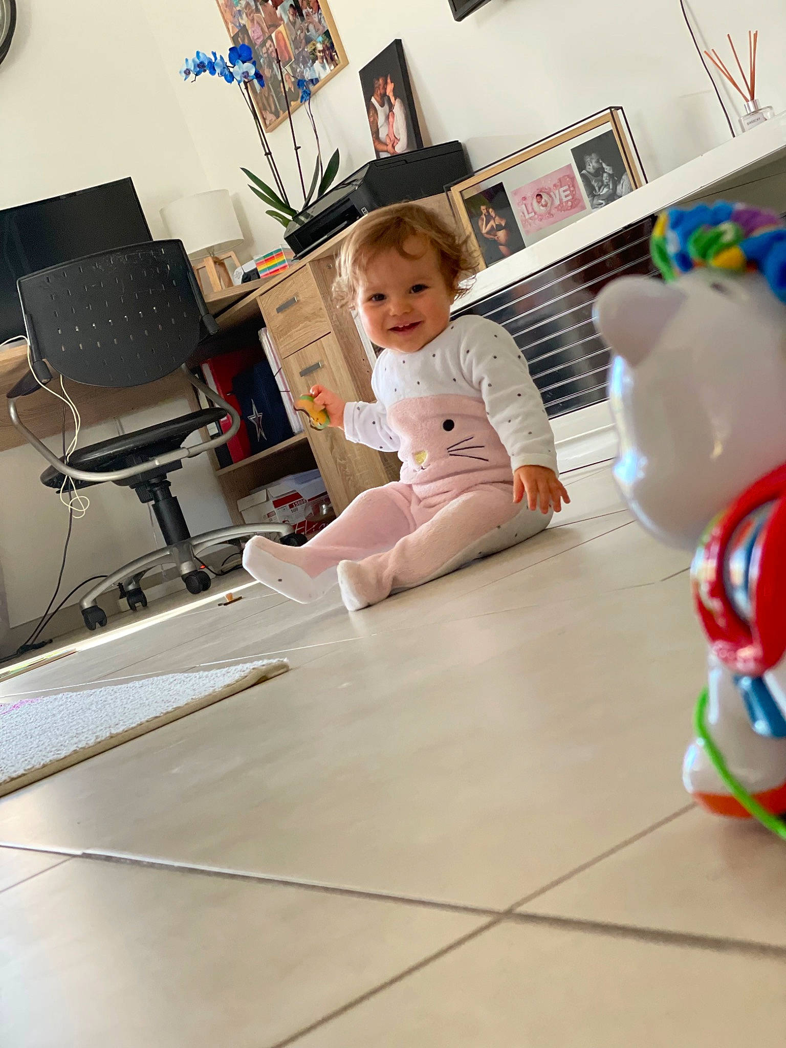 Octavia participe au concours pour gagner de l'argent avec cette photo : baby, chair, child, floor, flooring, fun, home_appliance, joy, leisure, person, picture_frame, plastic, play, room, sitting, sock, stuffed_toy, t_shirt, technology, television