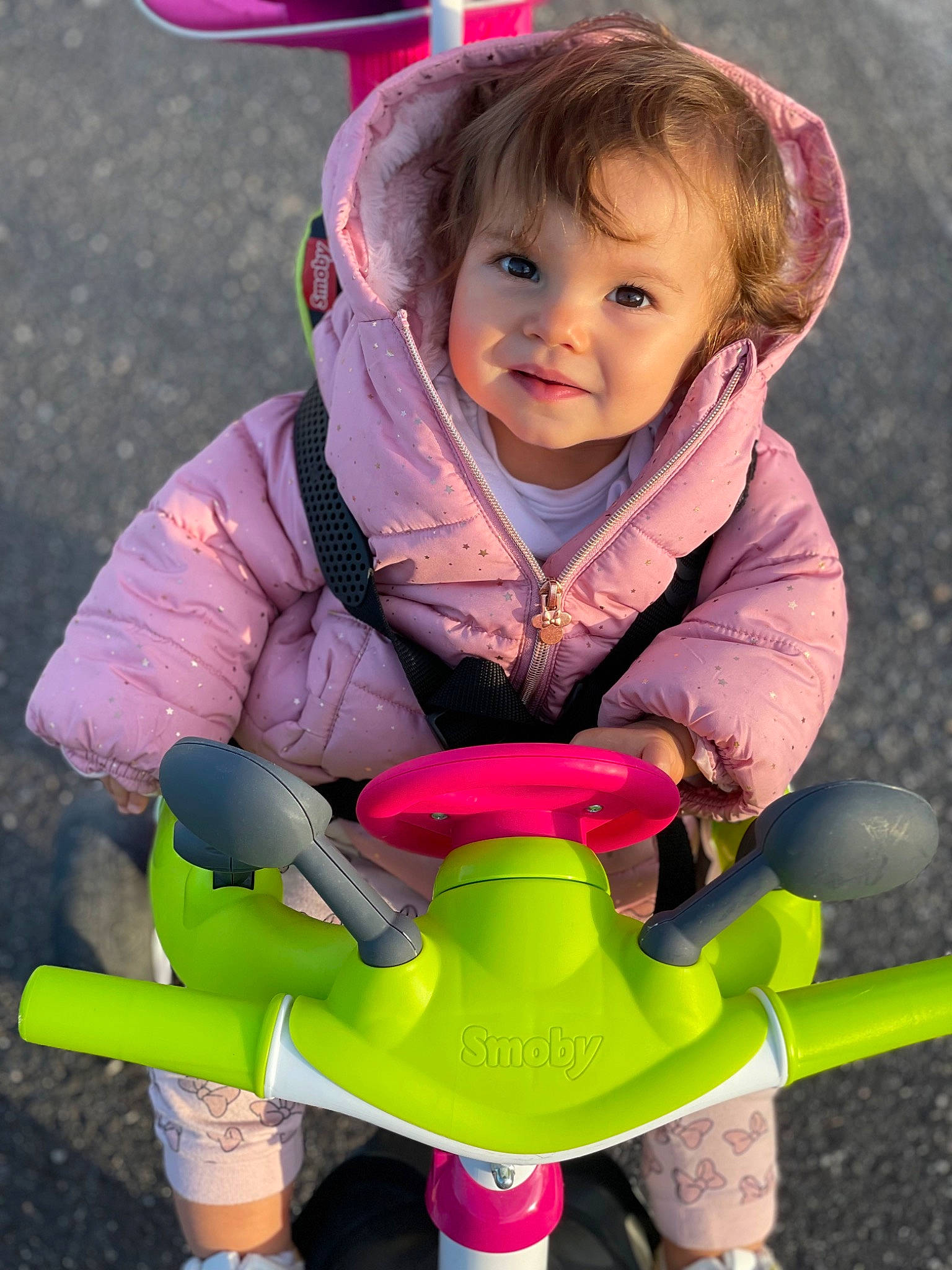 Octavia a rejoint le concours — aidez-le/la à gagner de superbes lots ! baby, baby_toddler_clothing, child, face, fun, grass, happy, leisure, magenta, people_in_nature, person, personal_protective_equipment, pink, purple, recreation, sitting, sleeve, smile, toddler, tree